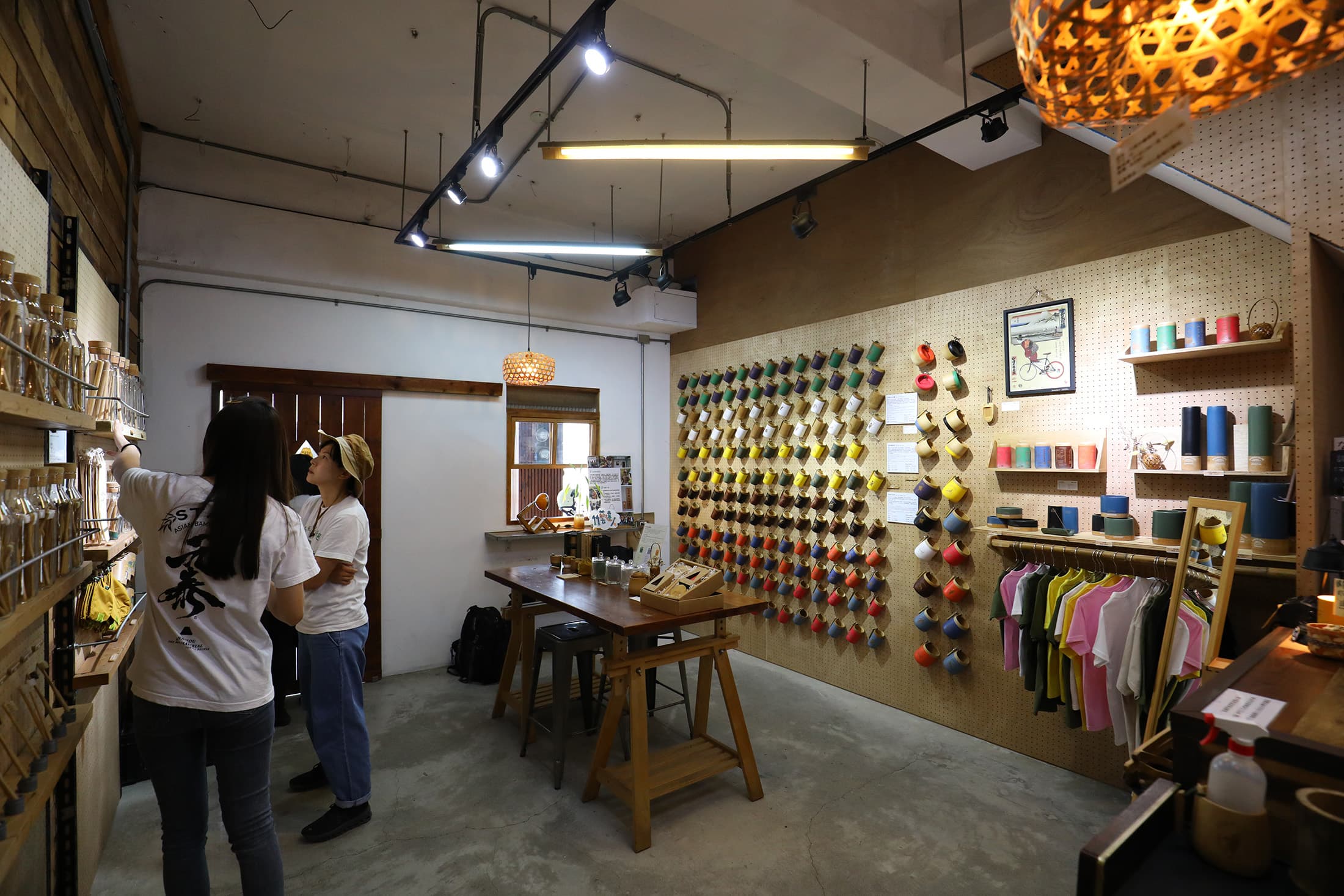 「元泰竹藝社」的竹製品已發展出相當多元的生活用品，涵蓋竹杯、竹碗、竹存錢筒與竹線香座等。