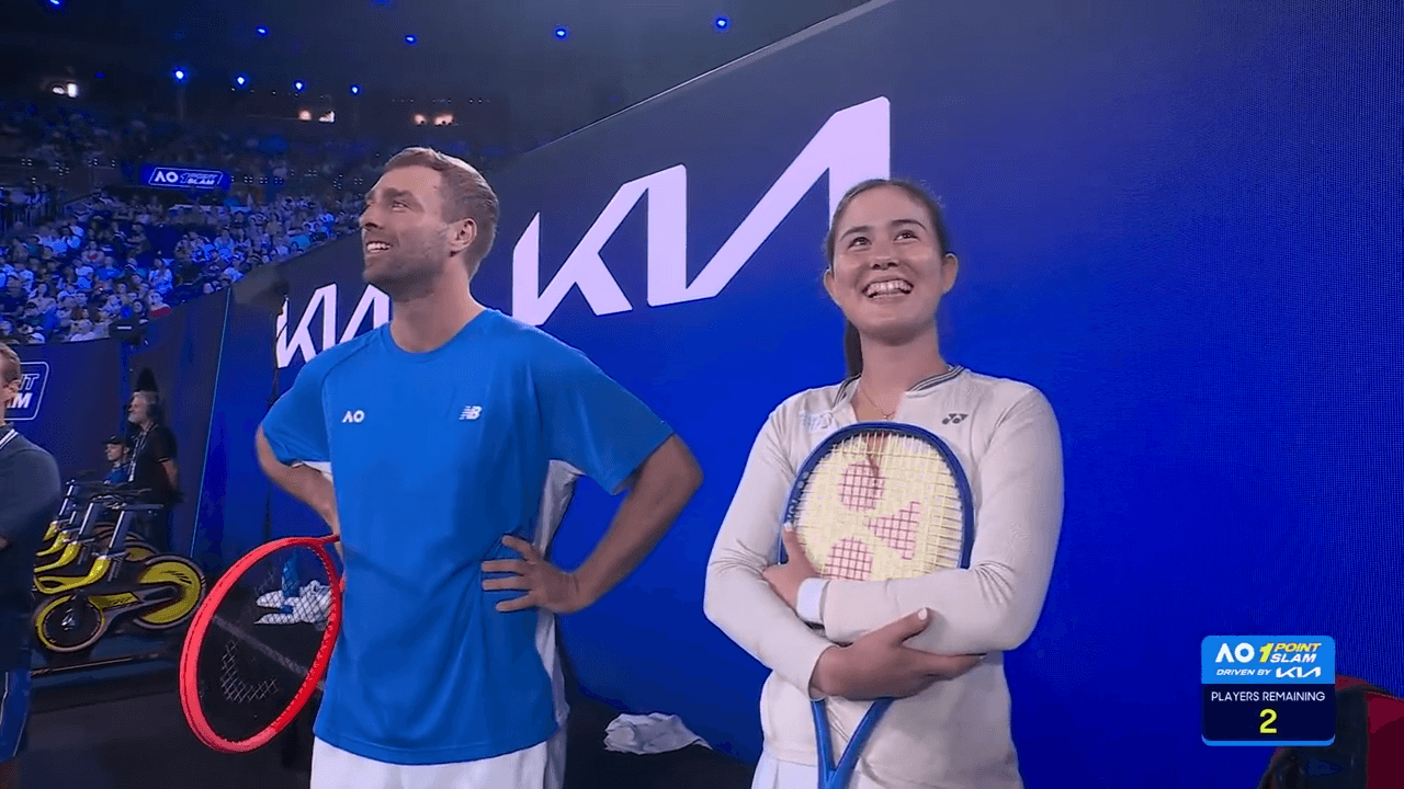 喬安娜在決賽中敗給史密斯(左),但仍圈粉無數。(翻攝 Australian Open YouTube頻道)