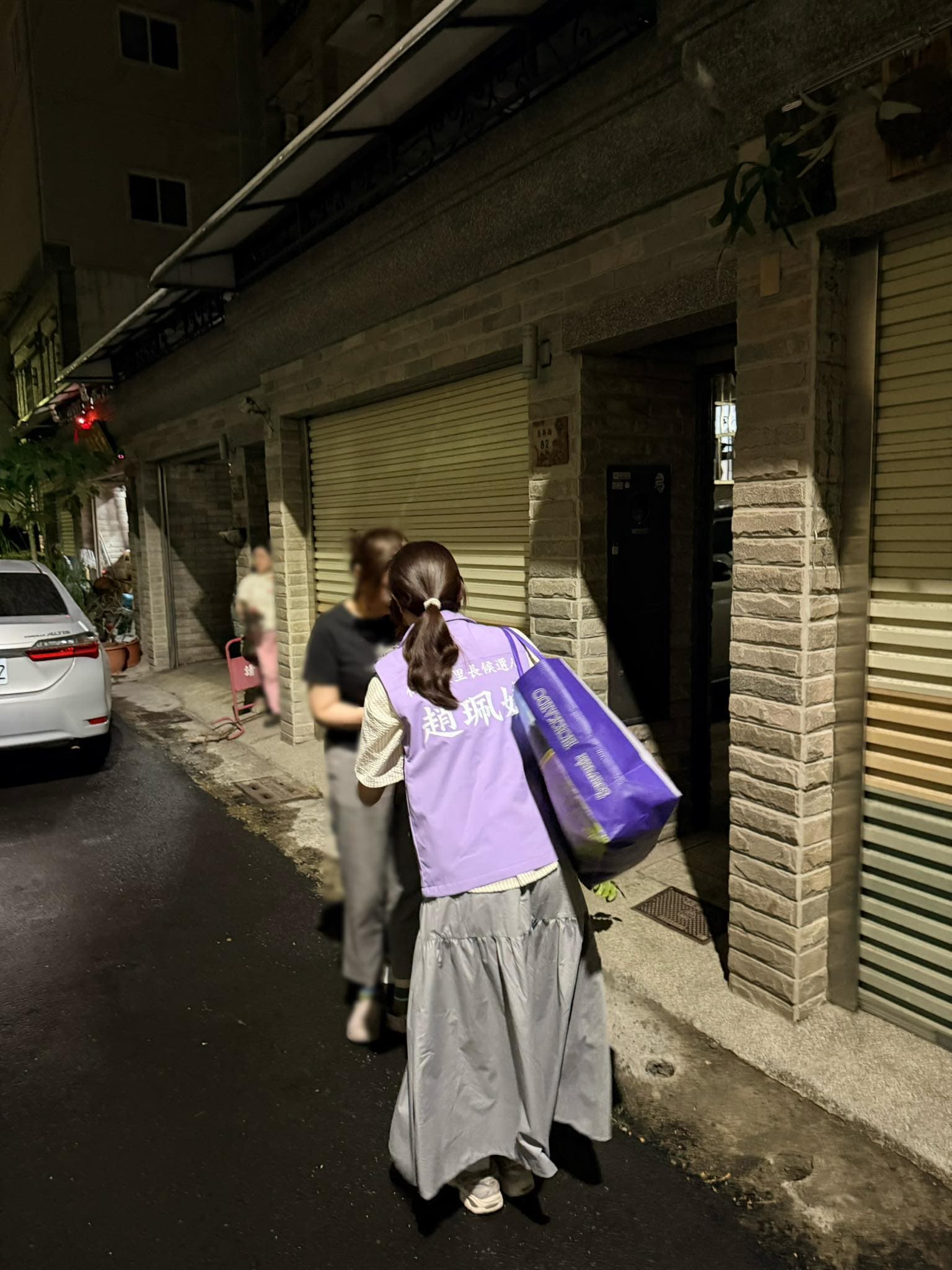 趙珮婕為高雄仁武區仁慈里里長選舉勤跑基層。（翻攝自仁慈里里長候選人-趙珮婕臉書）