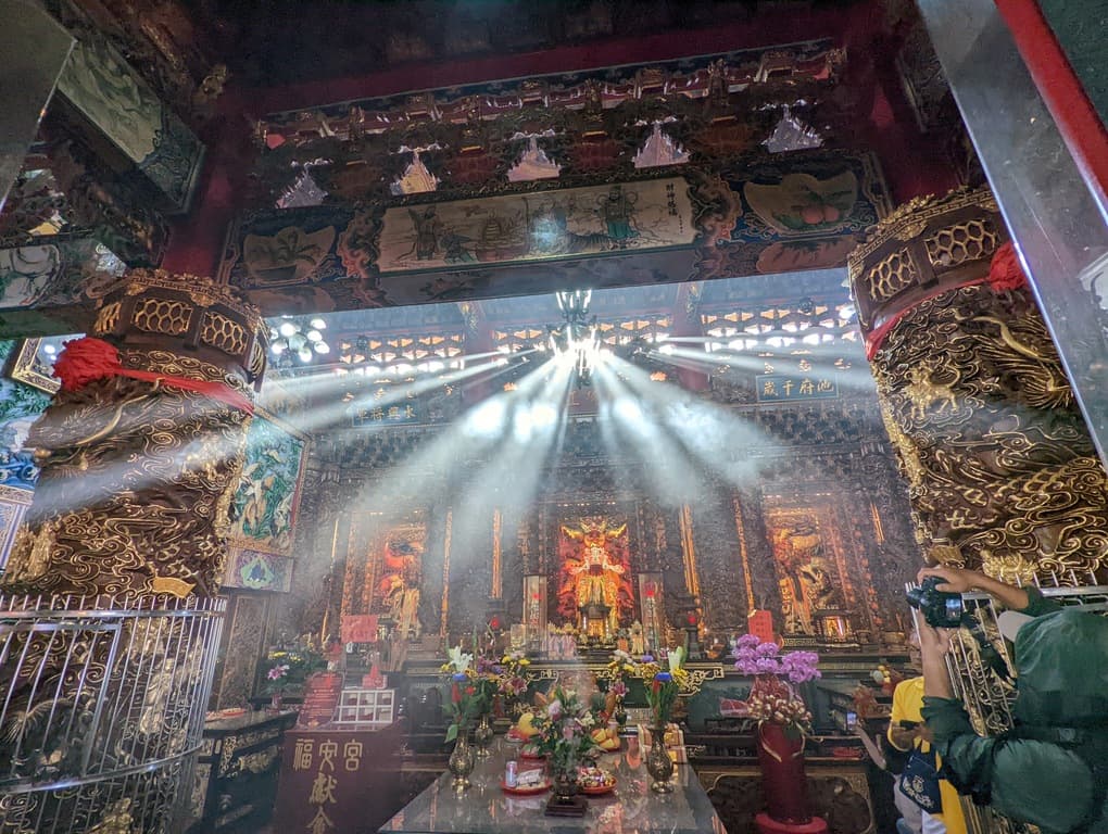 這天來到杉福角時，廟裡奇光乍現，吸引民眾搶拍。