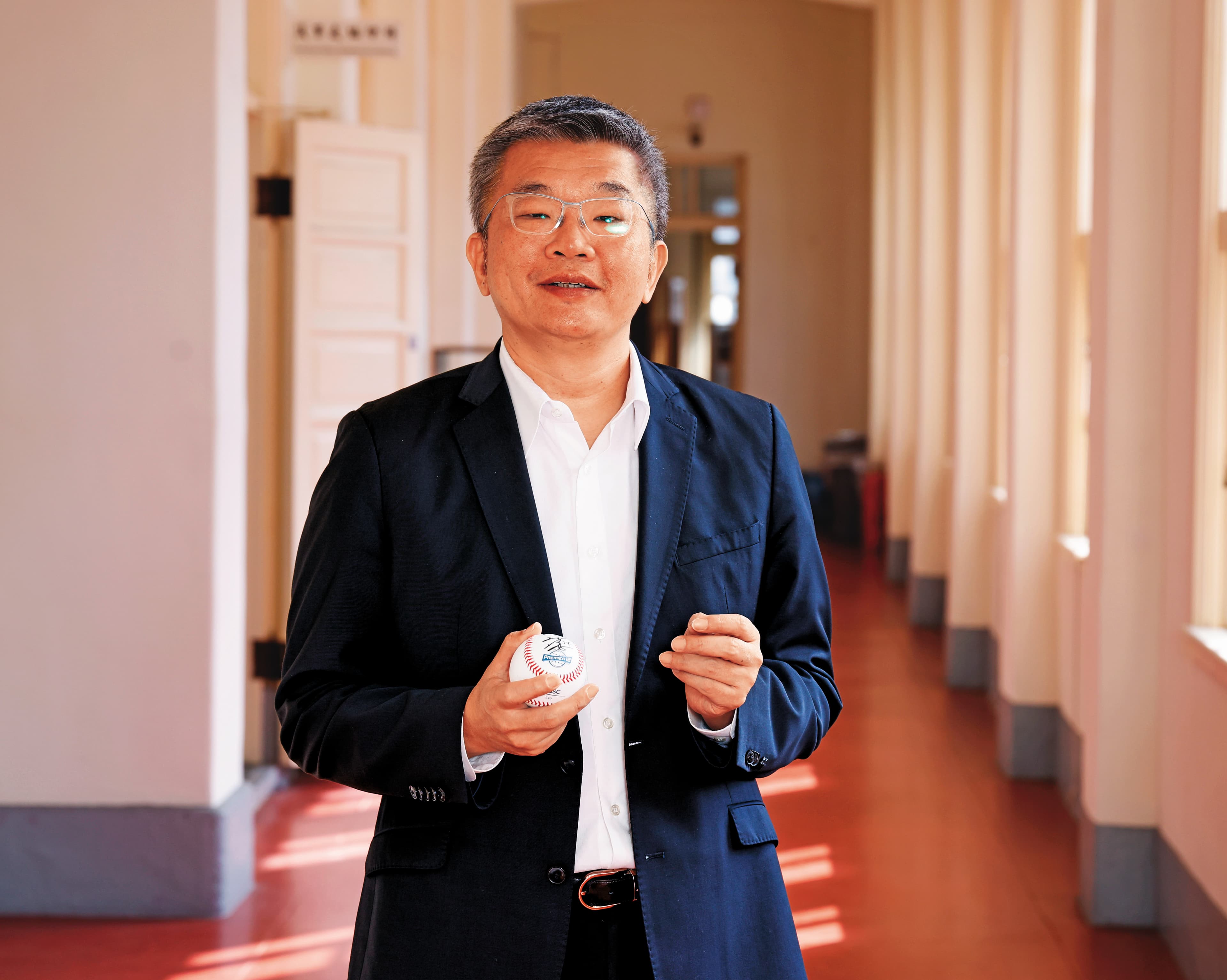 中職會長蔡其昌,這次比賽從球員到球迷應援有求必應,自稱是「蔡總機」。12強賽一打完,立刻開始準備經典賽。