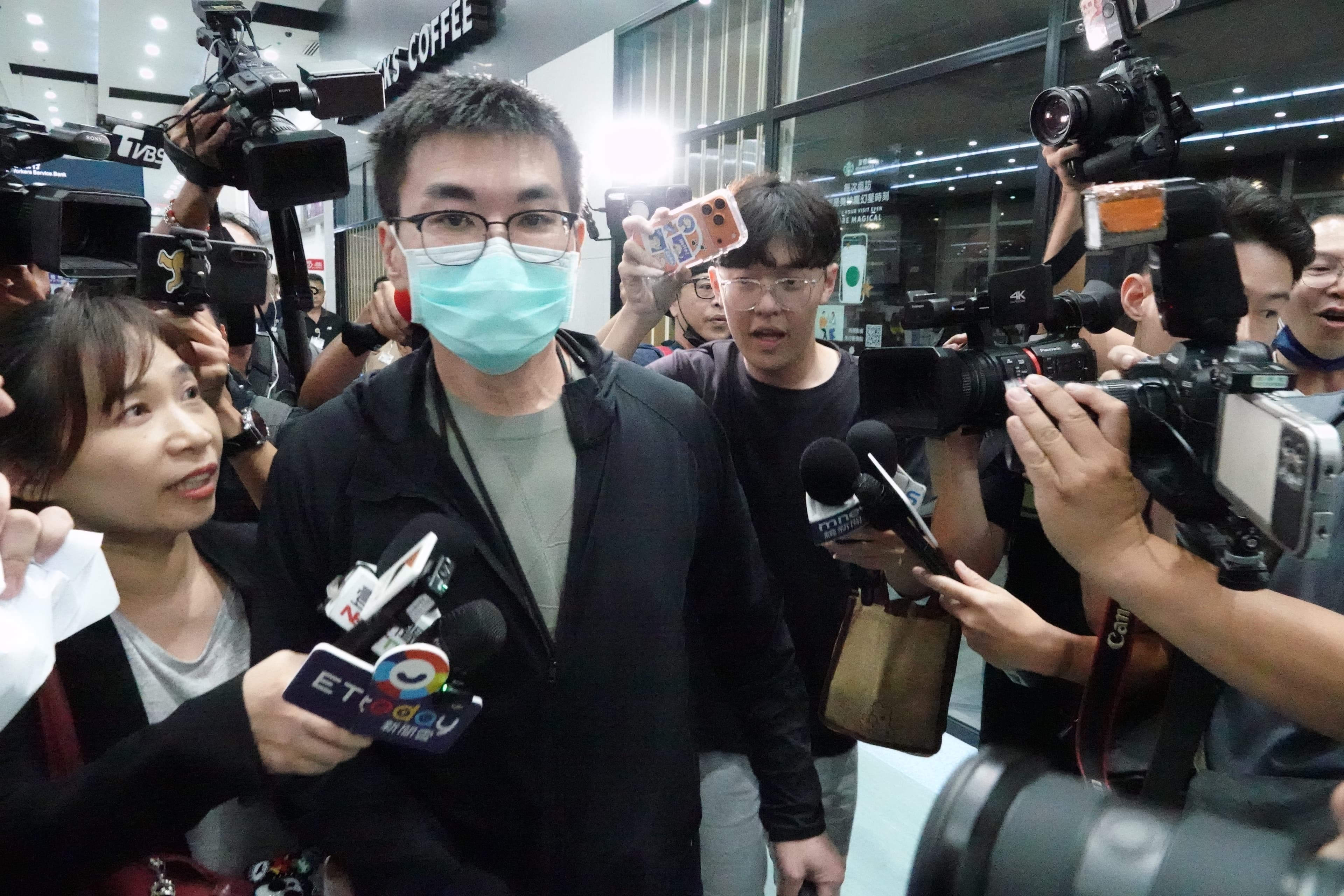 趙建銘20日抵達小港機場,吸引大批媒體。