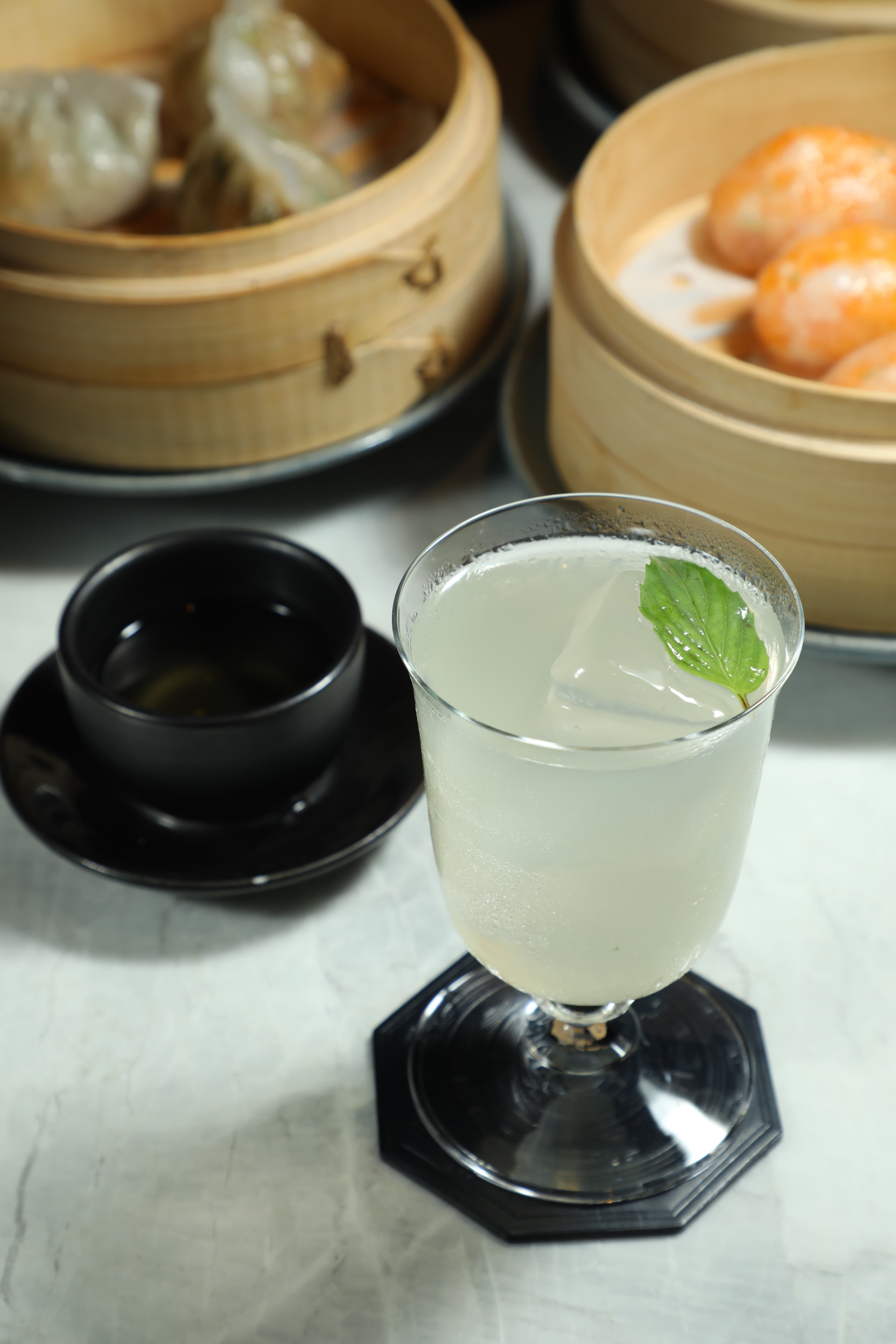 調酒「Nashi」混合了梨清酒、Tried & True伏特加、泰國羅勒及檸檬，味道酸甜清新。