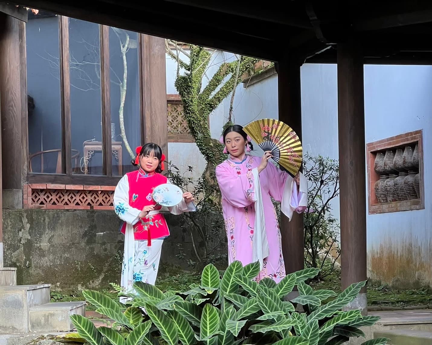 漫步園林時，有可能在意想不到的地方，邂逅精彩的戲曲演出。（The One提供）