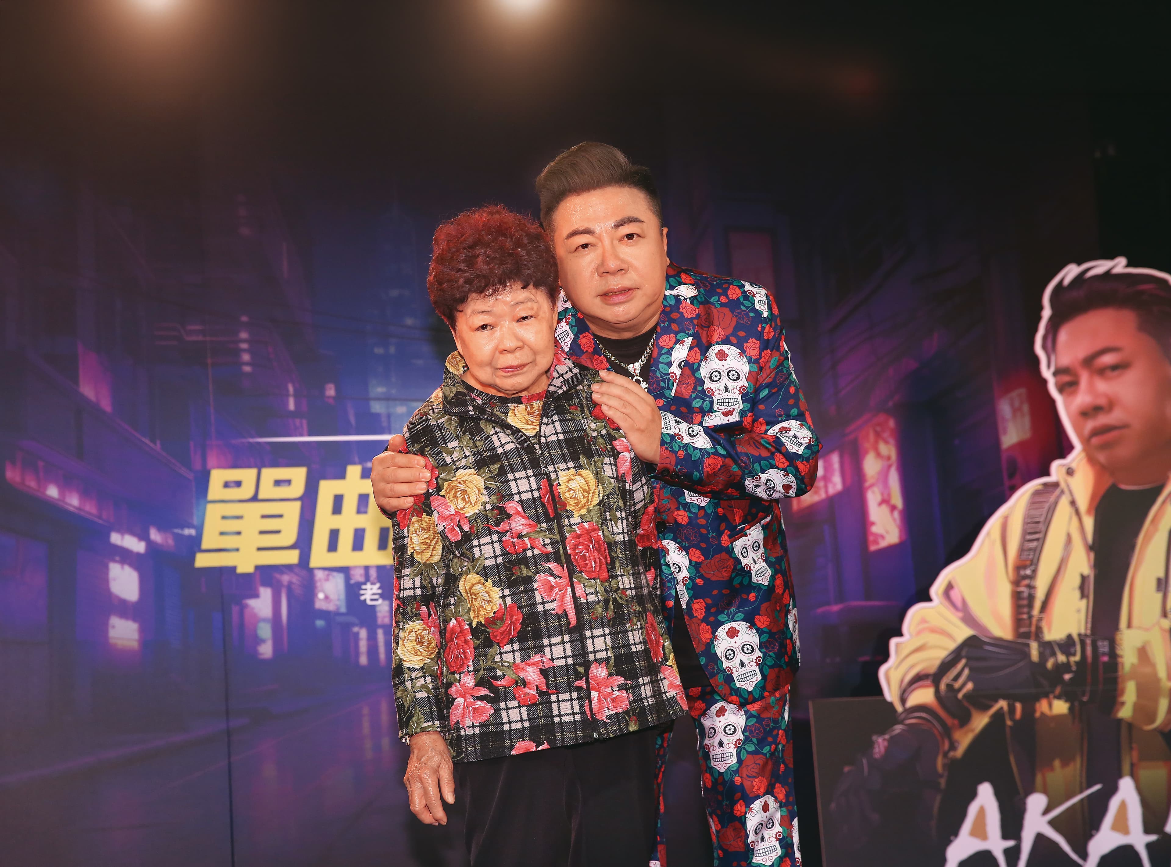 董至成(右)離婚後和媽媽(左)同住,2年前媽媽還到記者會支持。