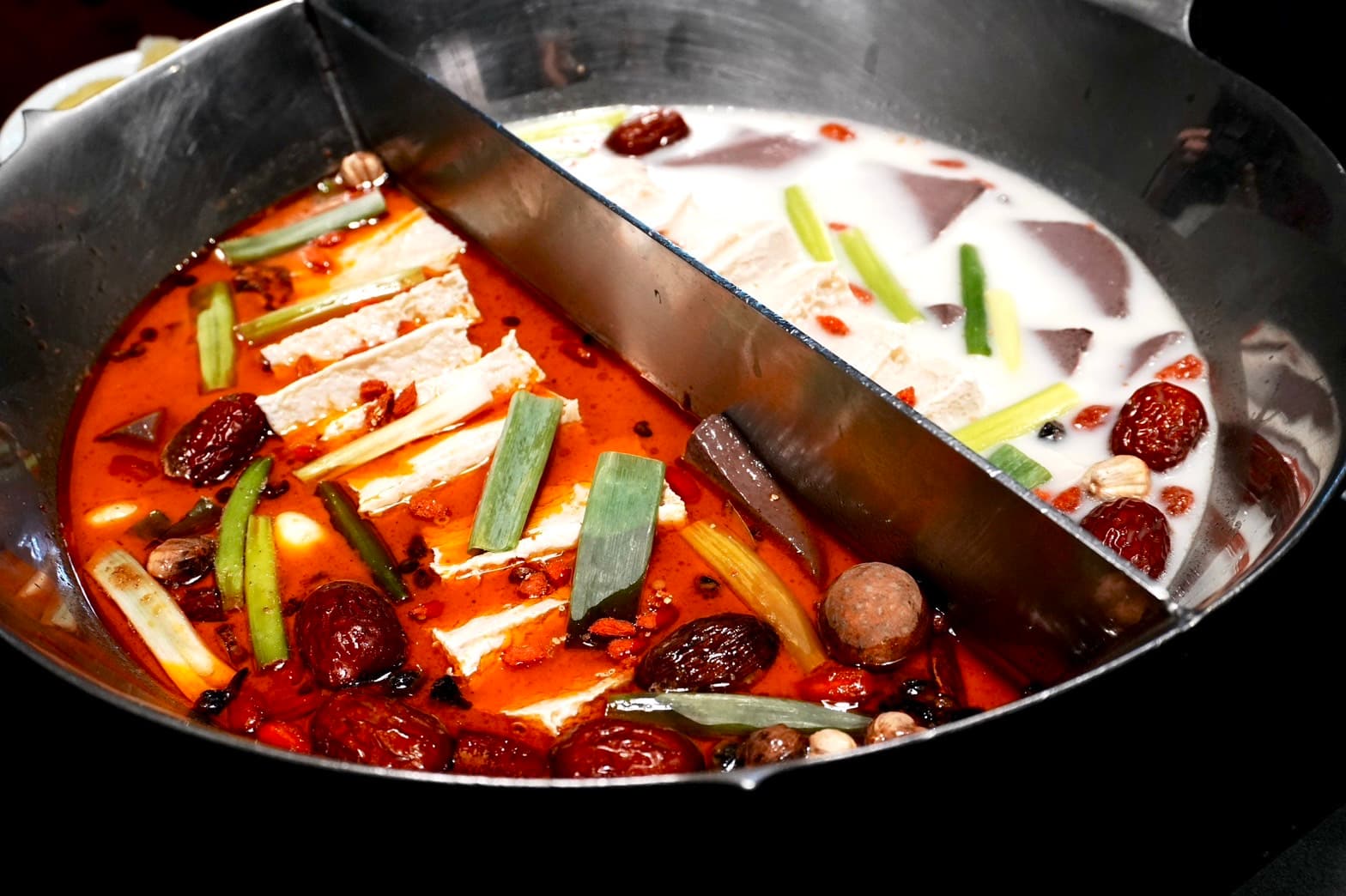 無老鍋的「麵包豆腐白湯鍋」以雞、豬骨，以及各種蔬菜香料熬煮，溫潤濃郁；「無老辣香鍋」則將辛、香、辣的層次堆疊出更豐富的美味。（湯底皆159元／人）