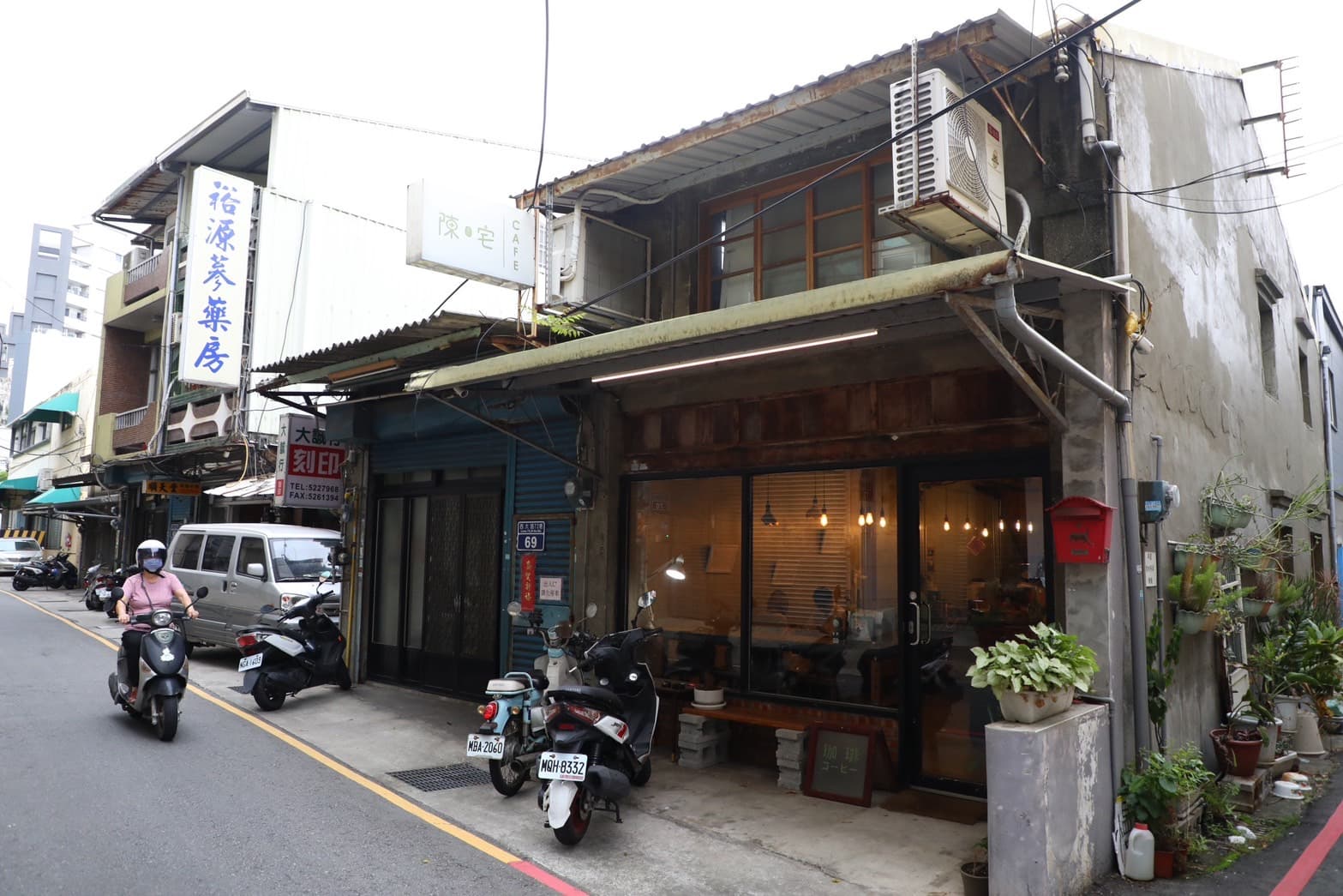 鄰近竹蓮市場的老屋咖啡「陳宅CAFÉ」溫柔佇立街道，成為躲避城市繁雜的午後去處。