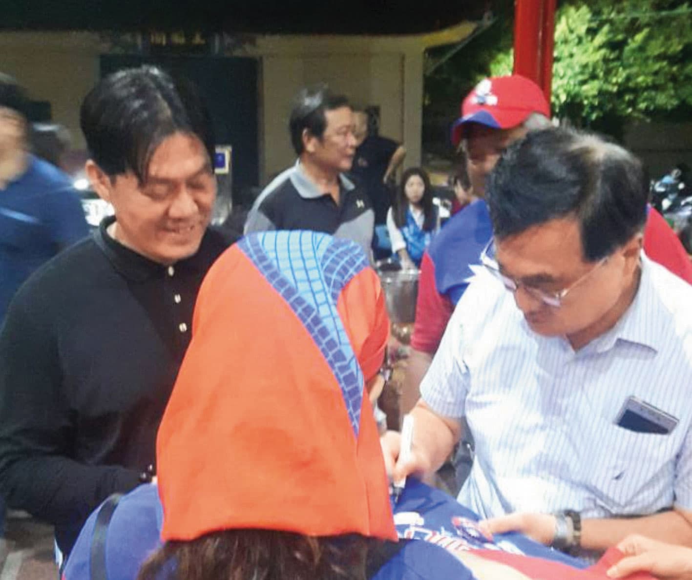繼胞弟李賜福（左）遭控「環保蟑螂」，李四川（右）自己也涉農地違建爭議。（翻攝四叉貓臉書）