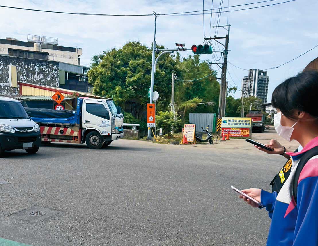 騰昌常有載運廢棄物的大型卡車進出，附近居民及通勤學子過馬路時都特別謹慎小心。（讀者提供）