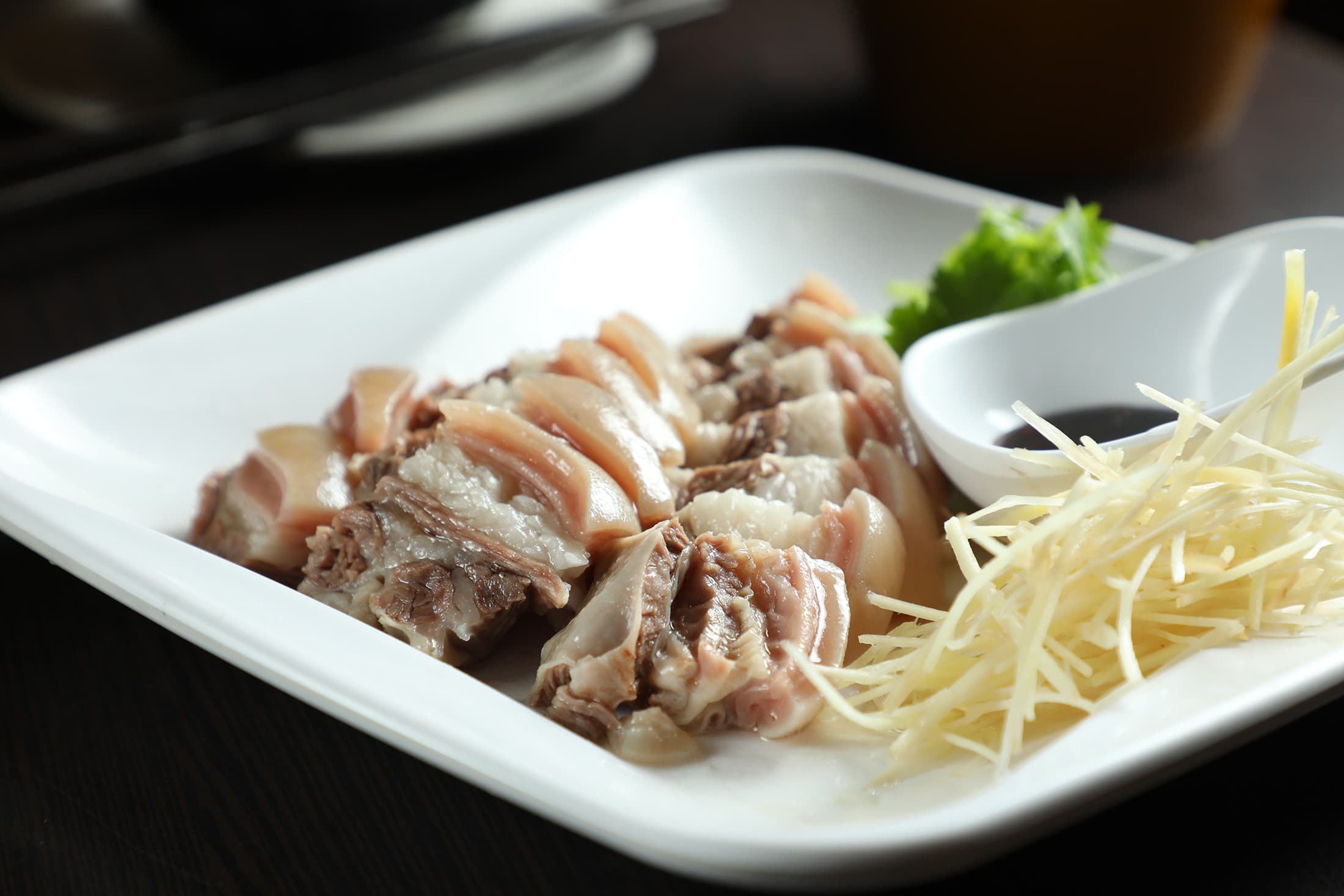 「阿忠羊肉店」的「白切三層肉」會以鹽水煮過,讓羊肉保持Q彈多汁口感。(380元/小份)