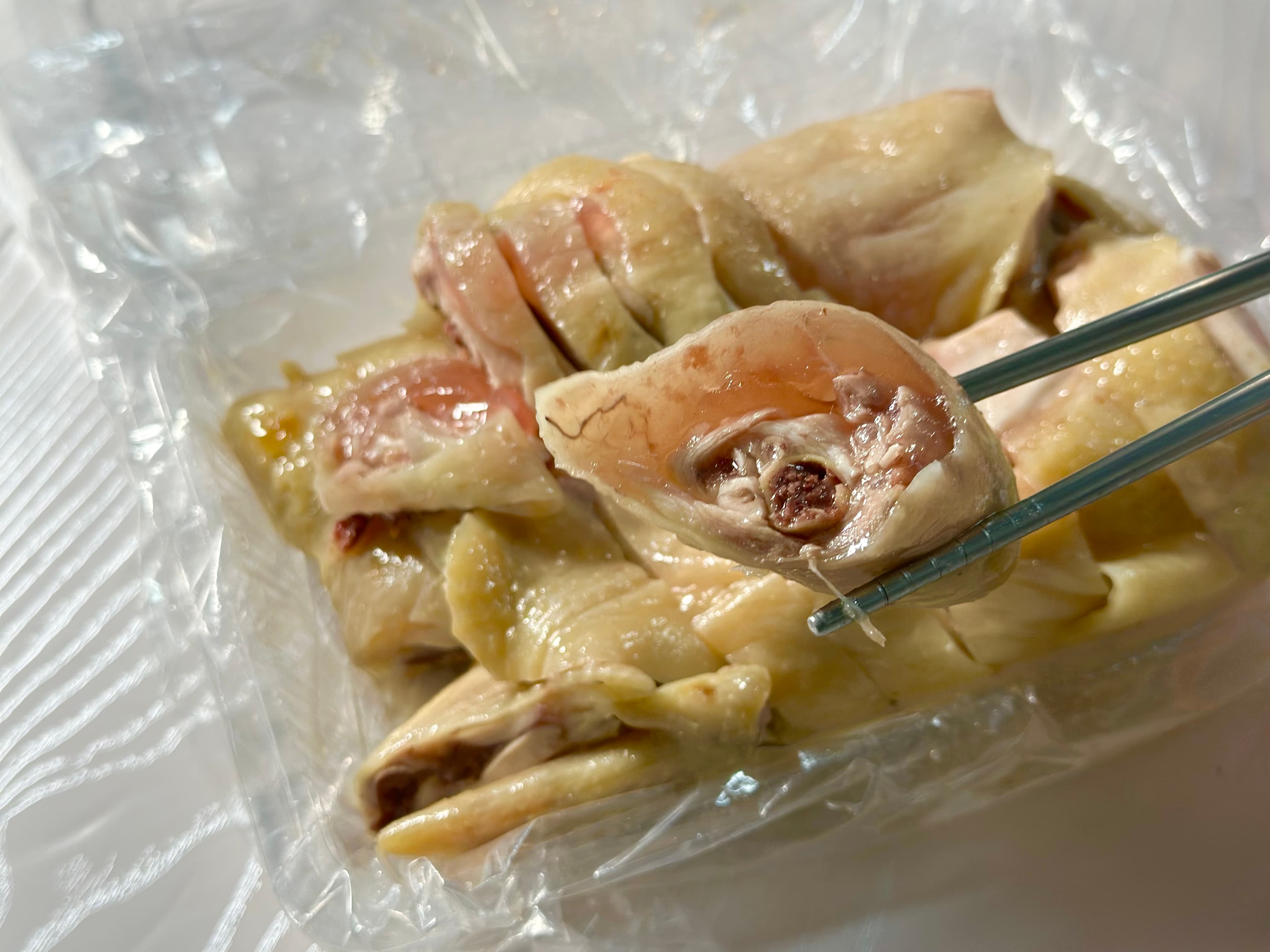 「鹽水果凍雞」肉嫩入味，因為有高湯凍的鮮甜，不沾醬都好吃。（325元／半隻）