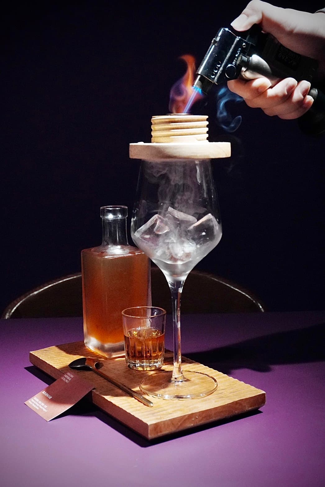 玻璃杯先以蘋果木煙燻的「馬告貴妃烏龍」，入口後隨即品飲出淡雅木質香氣。（180元／杯）