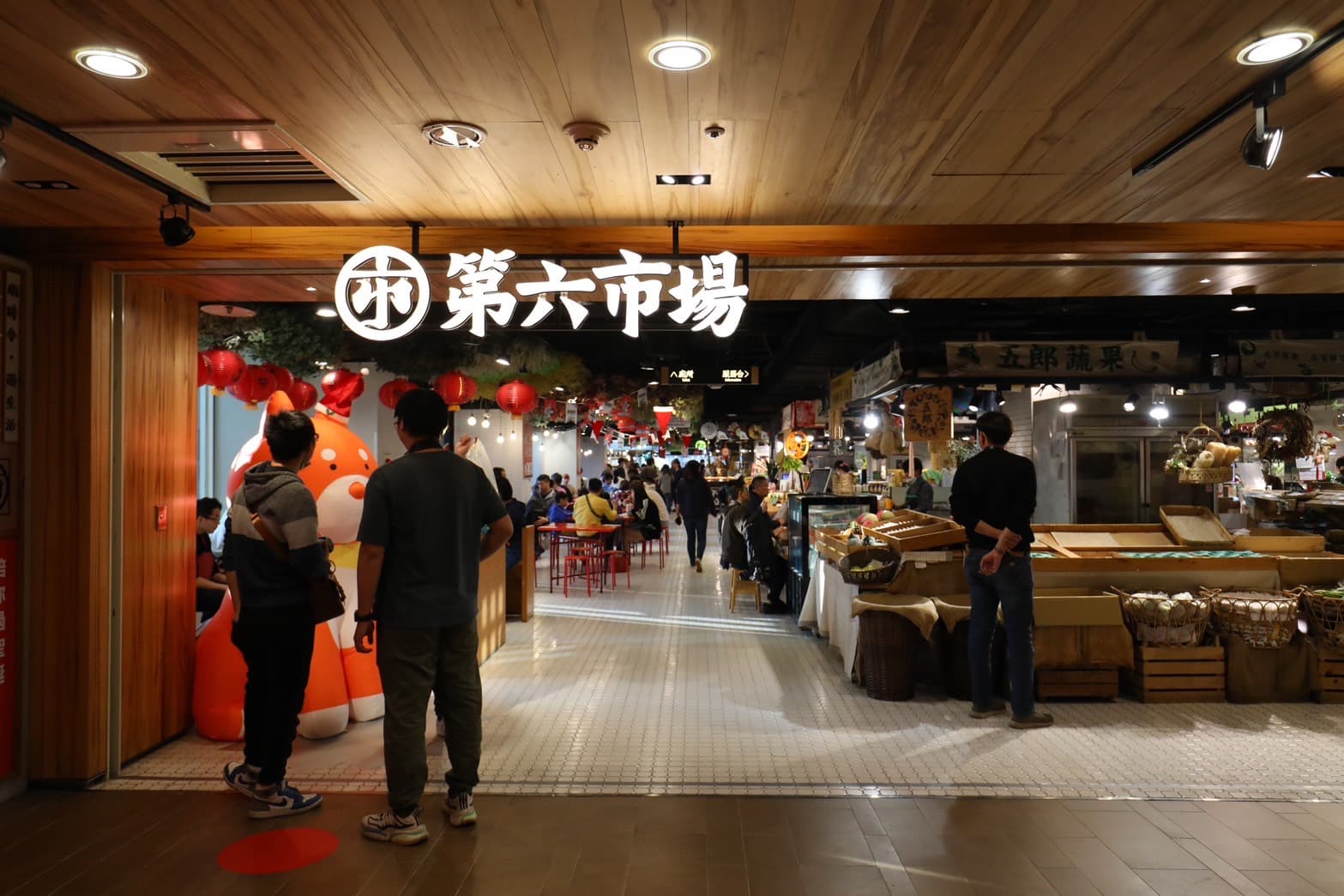 台中的「第六市場」是台灣第一個設立於百貨內的傳統市場，整體設計與氛圍都相當年輕時尚。