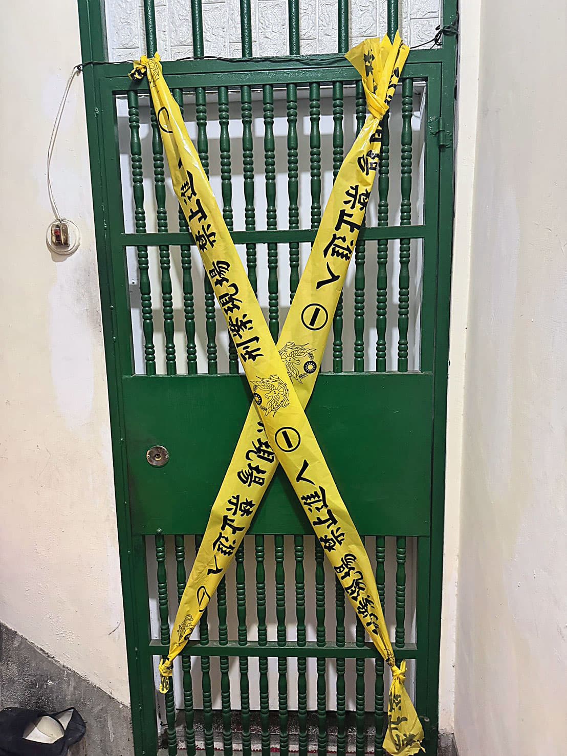 雙屍案曝光後，警方在廖家門口拉起封鎖線採證。（警方提供）