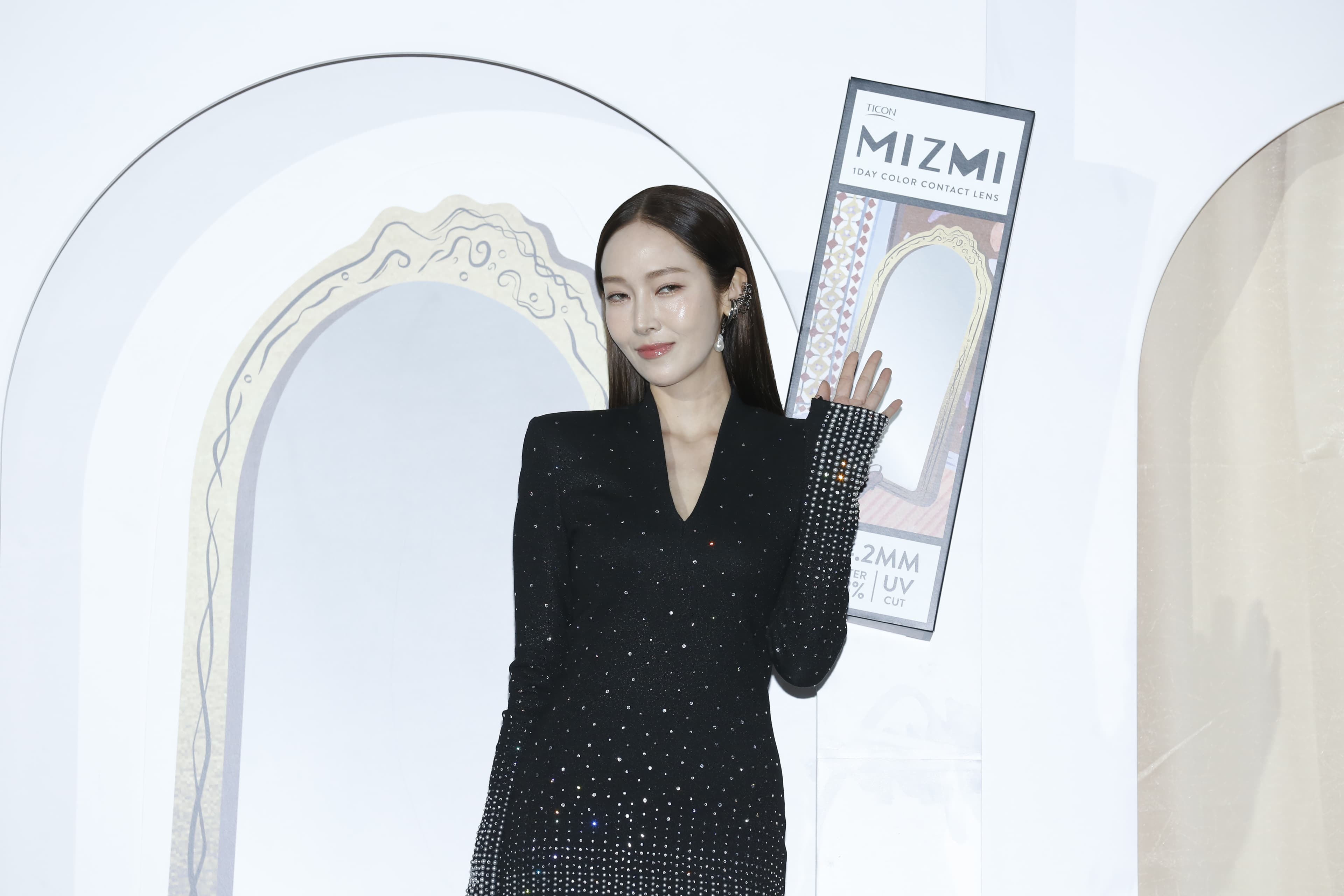 潔西卡超可愛,還問今天這身打扮會不會太像惡女,「我想要柔和一點的感覺。」
