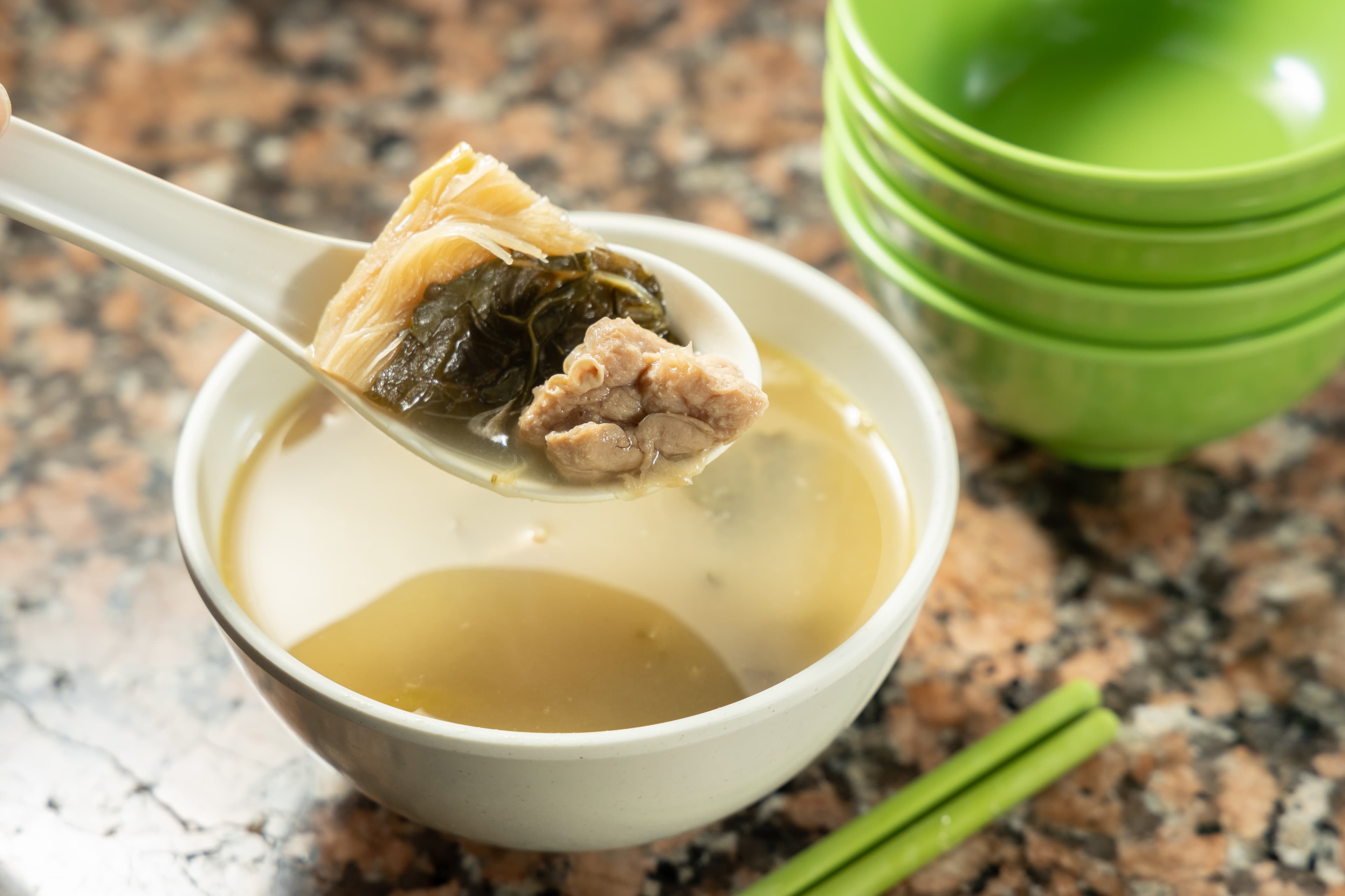 當日喝到的「本日例湯」是酸菜豬肺湯，湯頭清甜微酸、豬肺軟嫩，可依照人數選擇大、中、小碗。（小份，港幣13元／碗，NT$53）