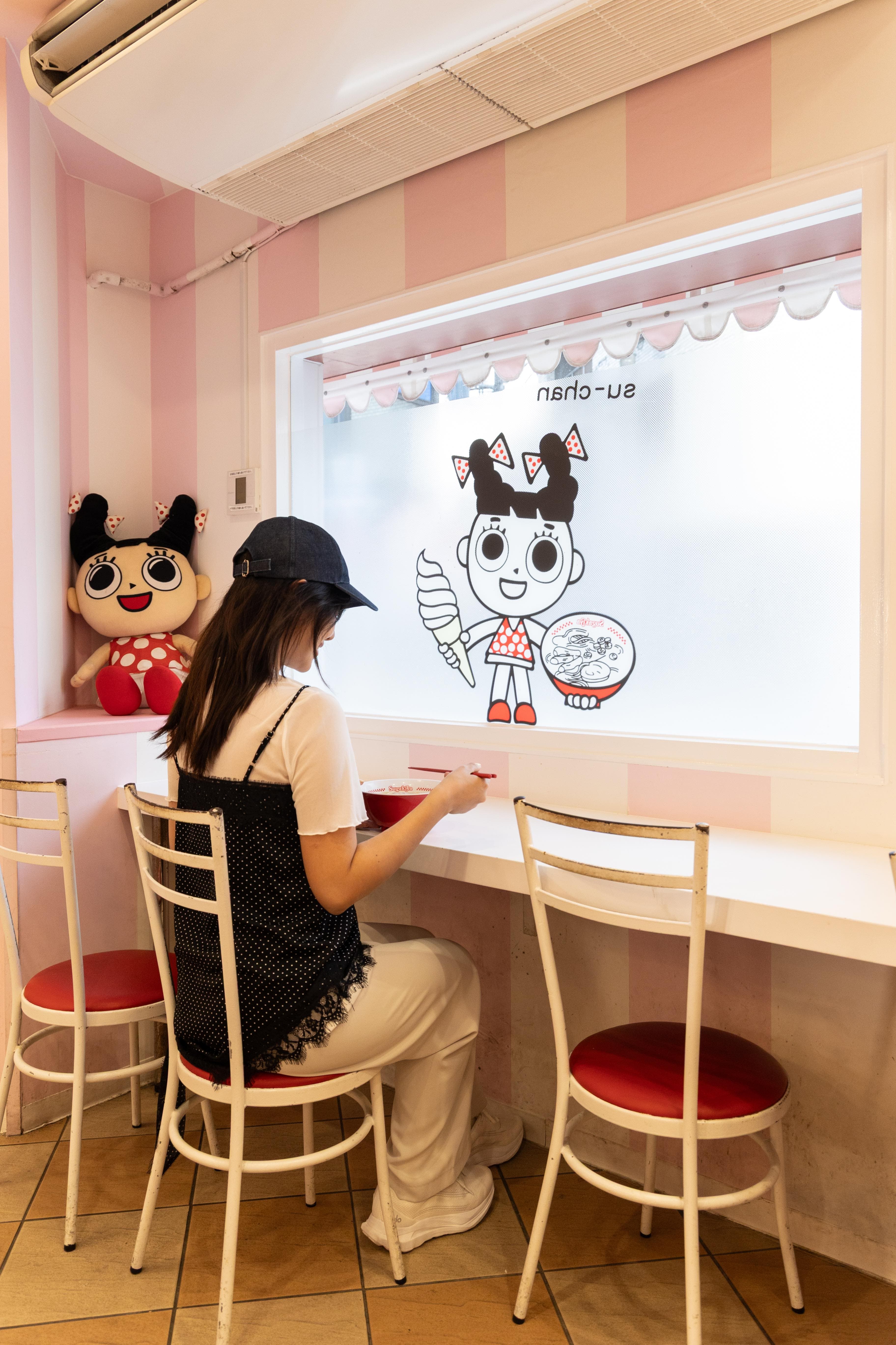 用餐空間繽紛可愛,就算一個人用餐,吉祥物スーちゃん也會陪著你。