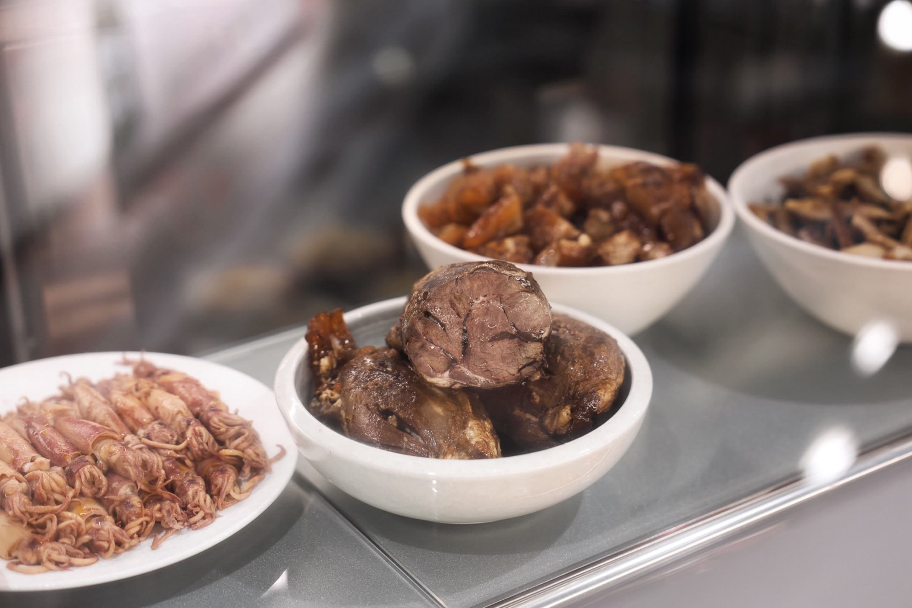 香港經典的「潮州滷味」展現鹹鮮甘香深度，並附上潮州滷味必蘸的特製「蒜泥白醋」。（小卷120元／份；牛筋、牛肚、牛腱皆180元／份）（好好養湯提供）