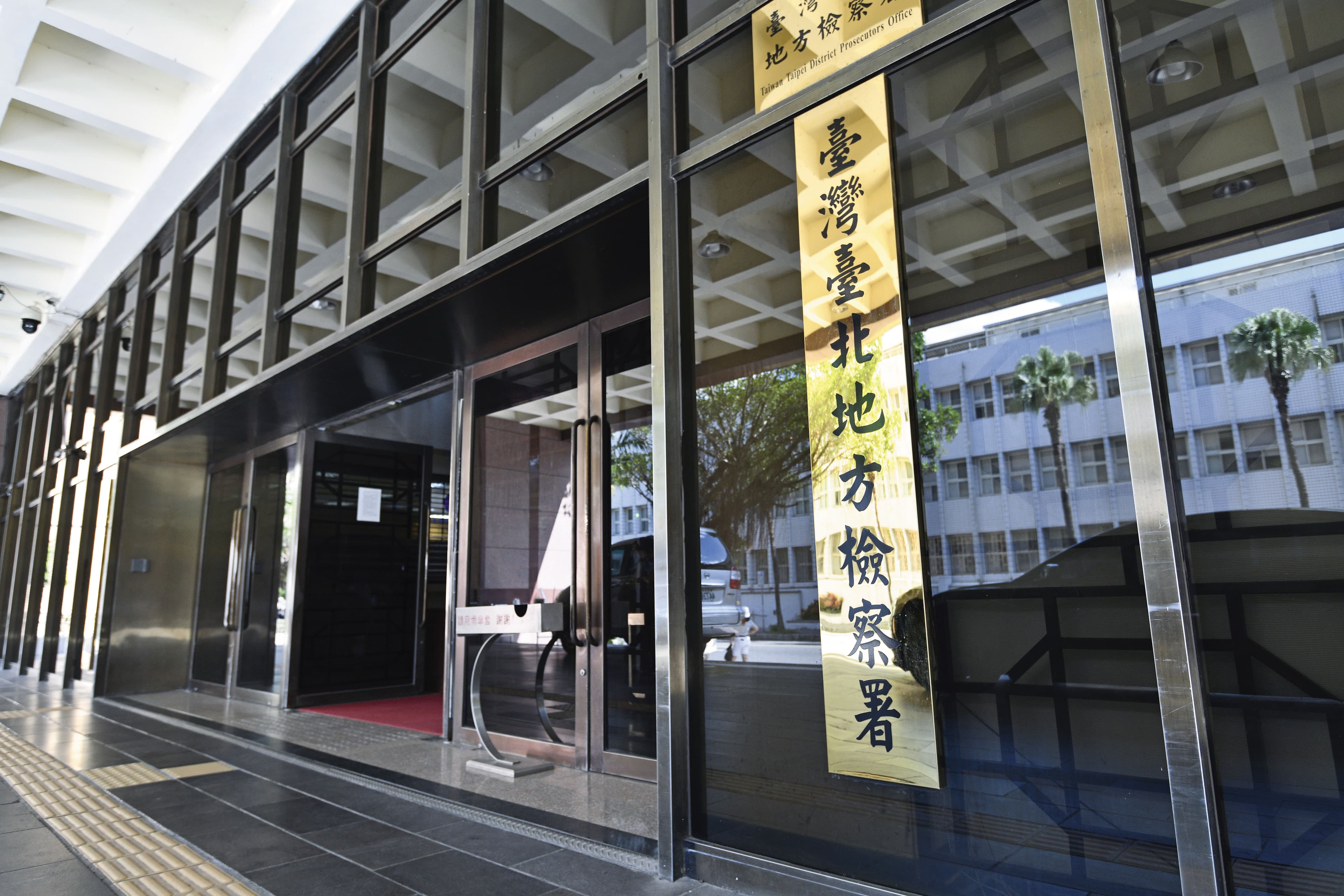 甘兆旭用胡椒粉攻擊法警後，成功衝出台北地檢署脫逃。
