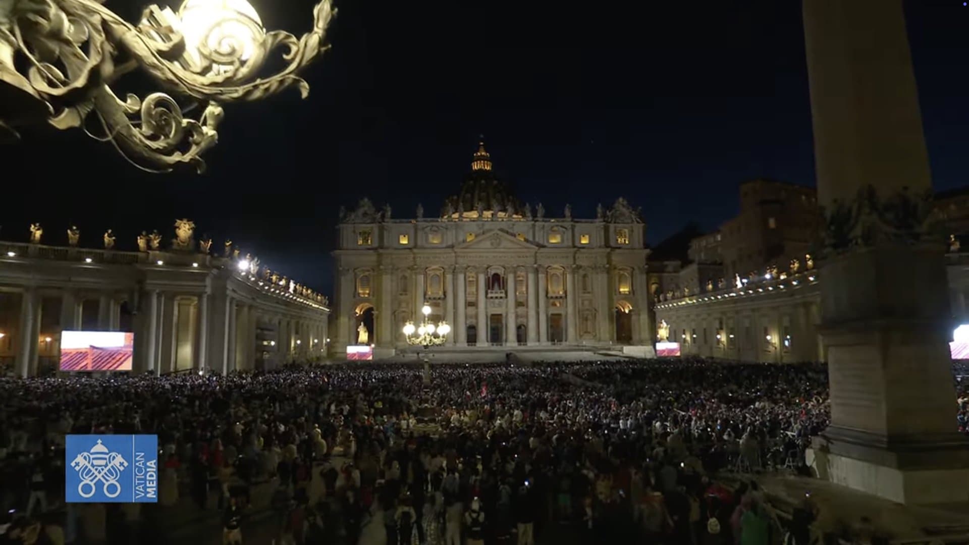 4萬5千名信徒聚集在聖伯多祿廣場，等待新任教宗選出來。（翻攝Vatican Media畫面）