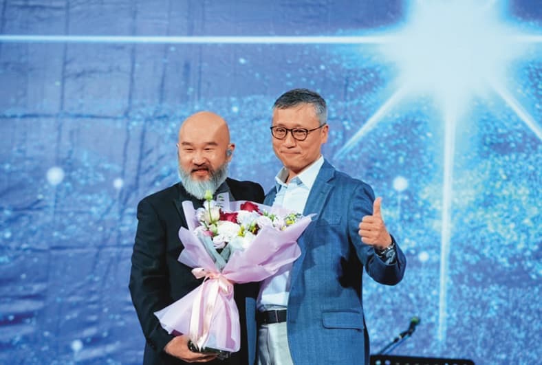辛龍(左)去年底參與KPMG安侯建業聯合會計師事務所尾牙。右為主席陳俊光。(翻攝自KPMG in Taiwan 安侯建業臉書)
