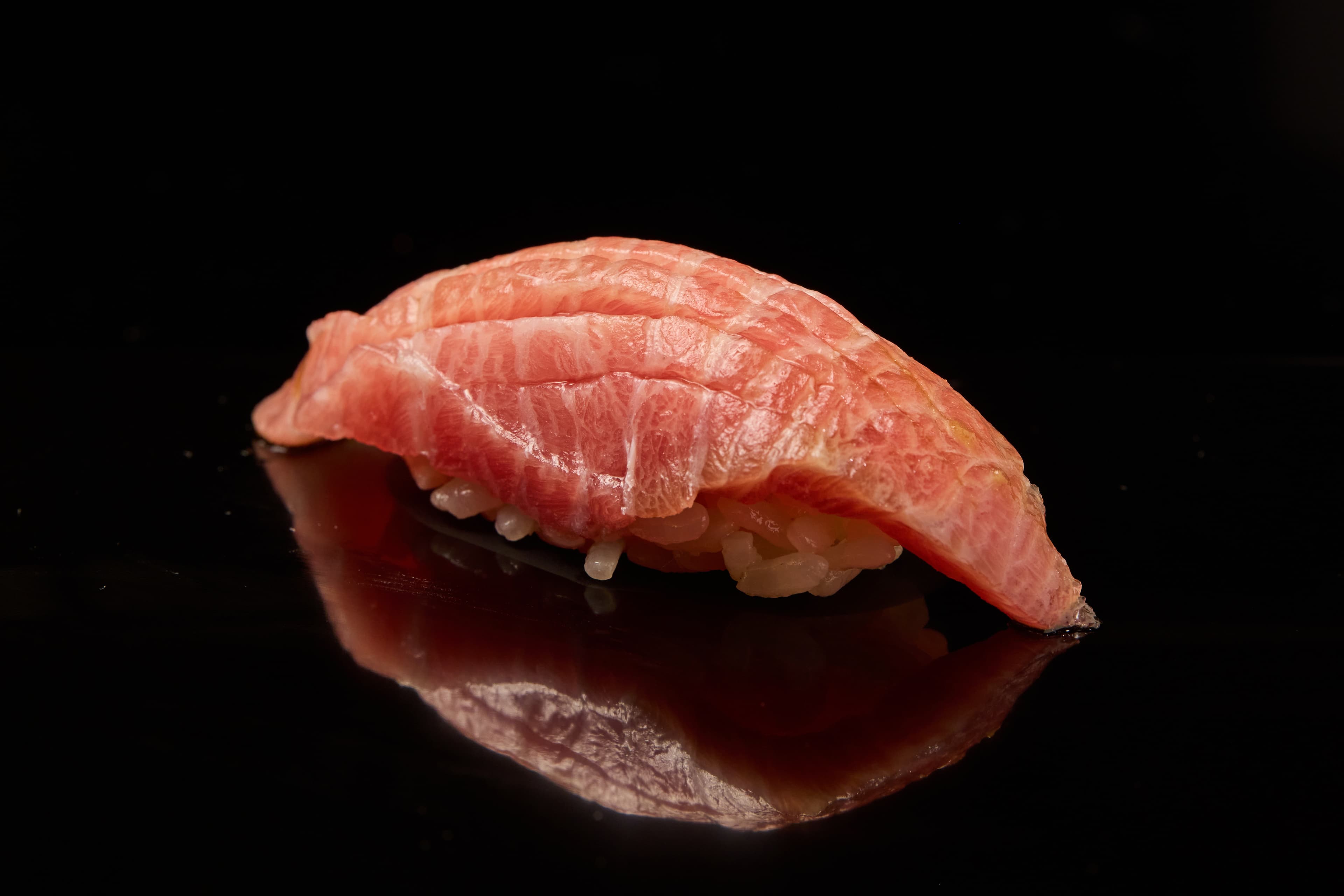 略切出紋路的鮪魚大腹，入口即化。（鮨嘉仁提供）