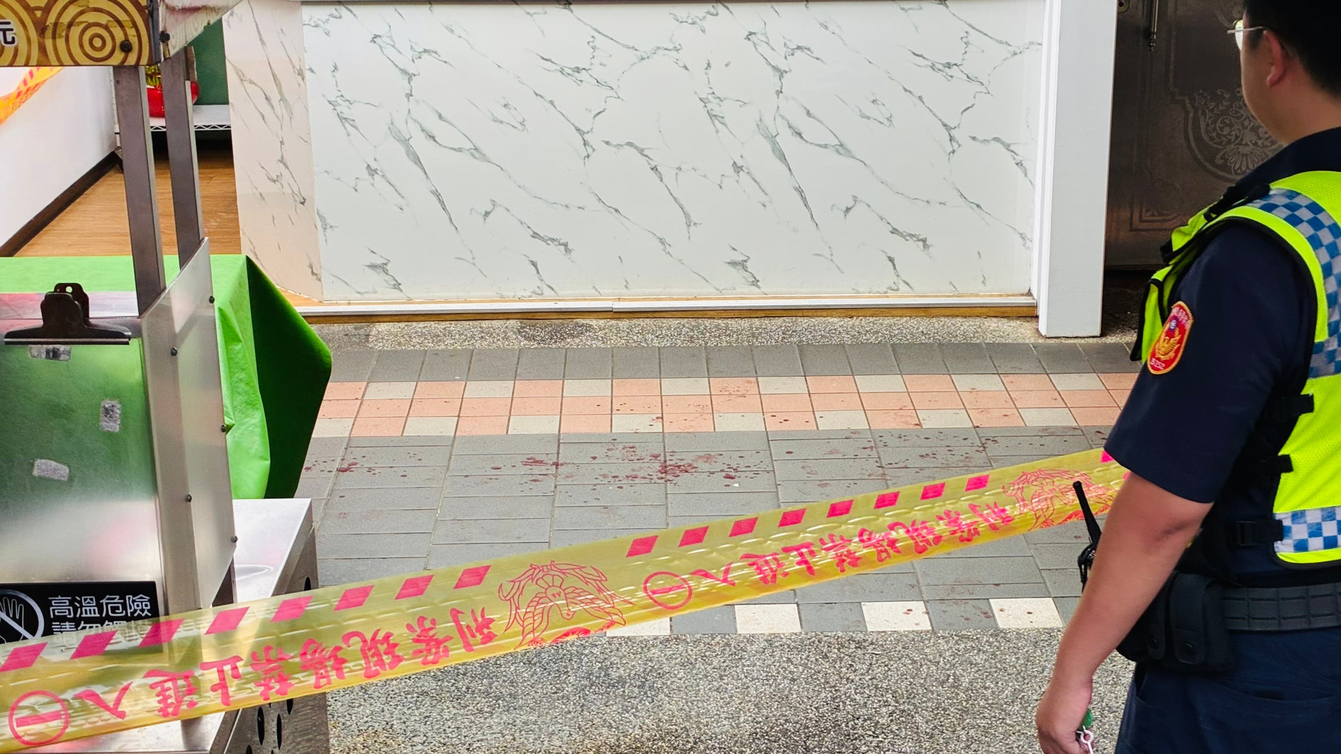 案發現場血跡斑斑，警消協助傷者送醫。翻攝畫面