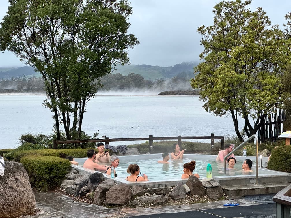 「玻里尼西亞溫泉浴」。位於羅吐魯阿湖畔，可邊泡湯邊欣賞湖景。