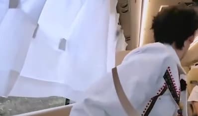 中國綜藝節目被抓包P安全帶。(翻攝自微博)