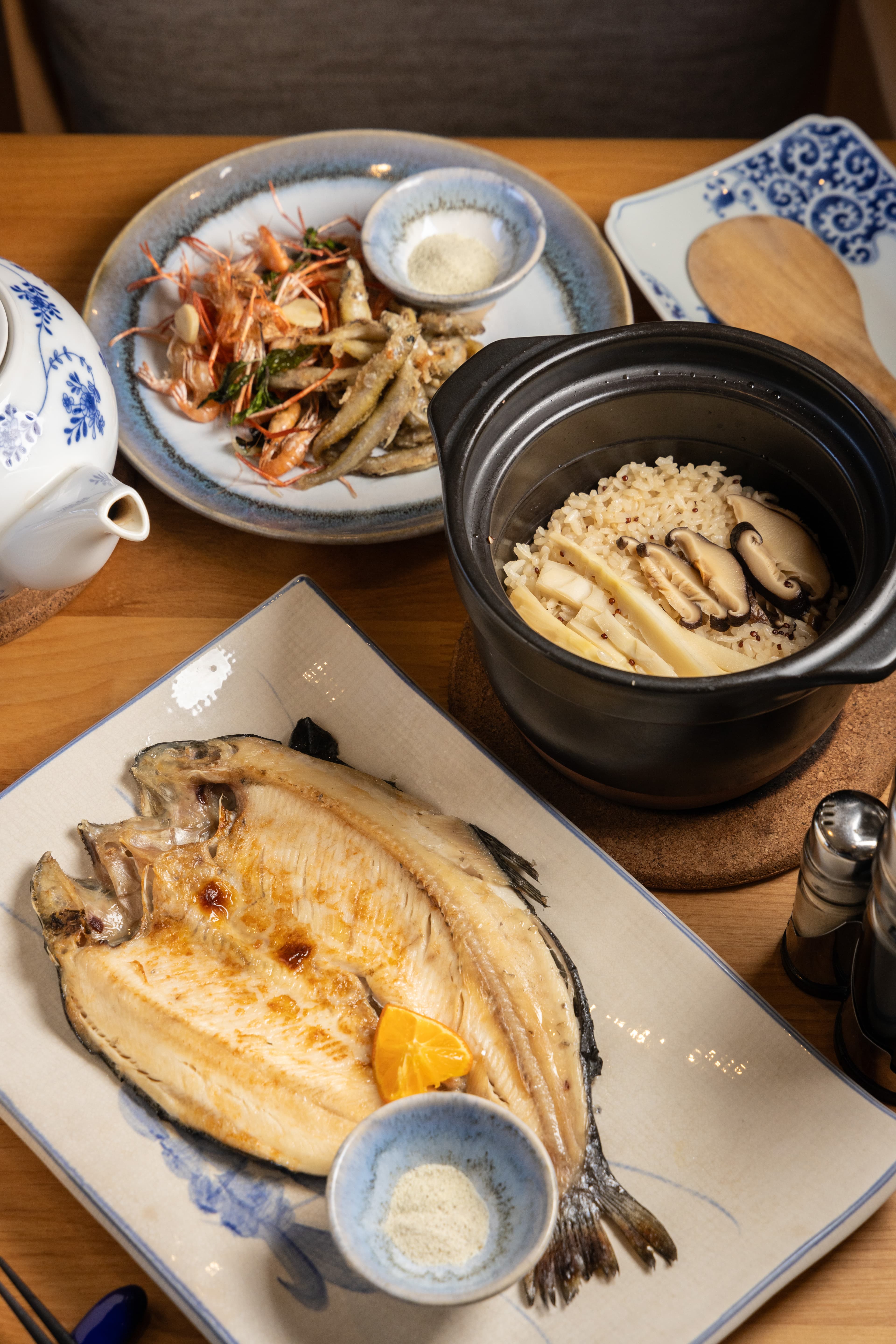 「地產風有機旬料理」套餐共有十道菜式，吃得到來自石門水庫的溪哥溪蝦、復興在地的綠竹筍、復興在地的椴木香菇、高義部落每日直送的天然冷泉鱒魚等山珍。