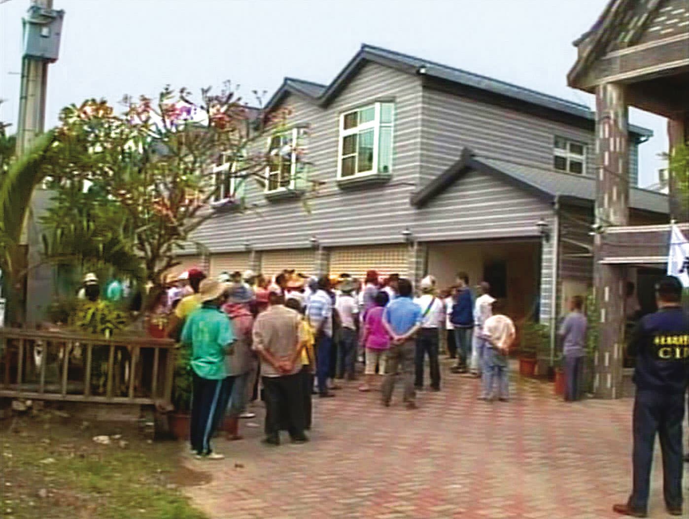 游建村與鄰里關係不睦，在地居民常集結在其開設的民宿前，抗議環境或土地爭議問題。（東森新聞提供）