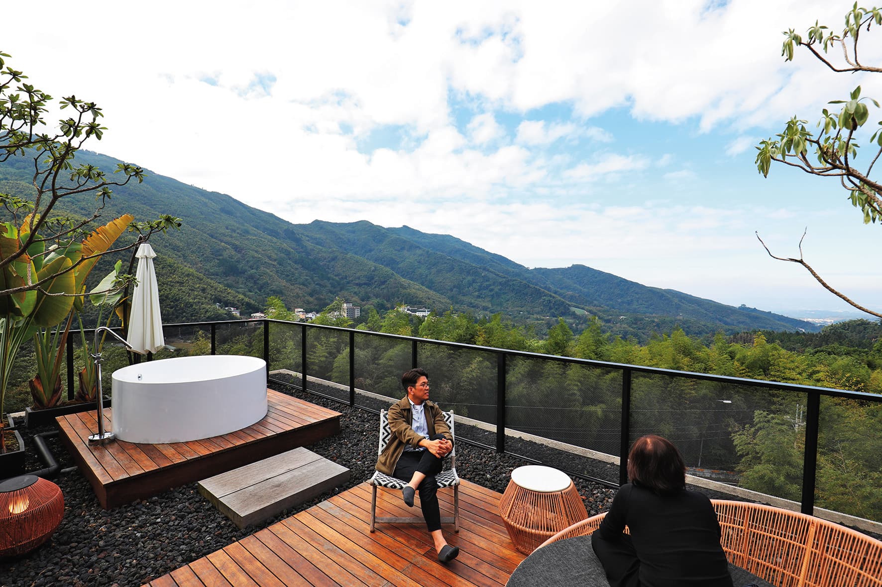 「星沐」Villa的戶外露台擺上一個大浴缸，可眺望鹿谷風景和中央山脈。