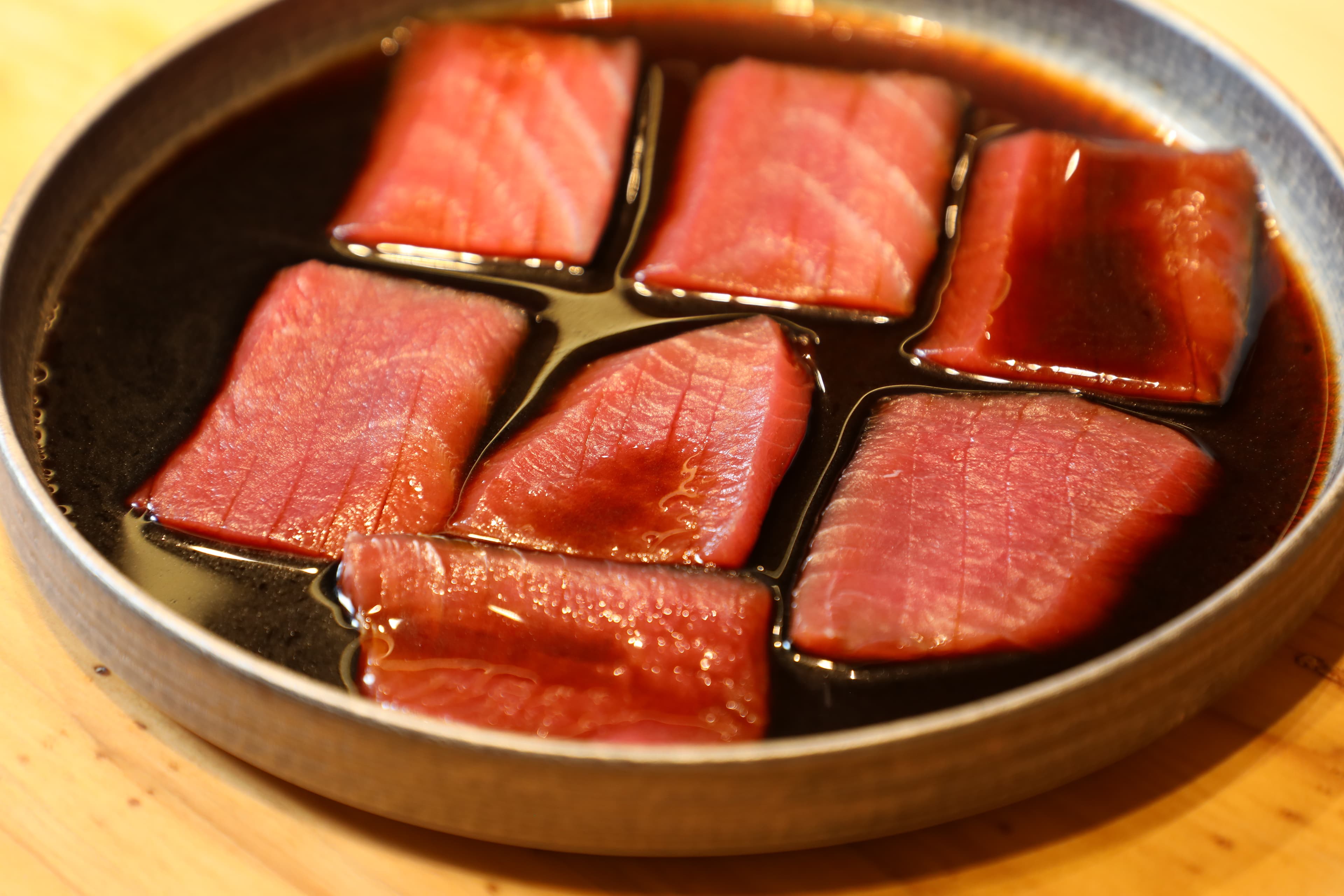 「鮪魚中腹醬油漬握壽司」以百年歷史的小豆島4年熟成醬油醃漬。