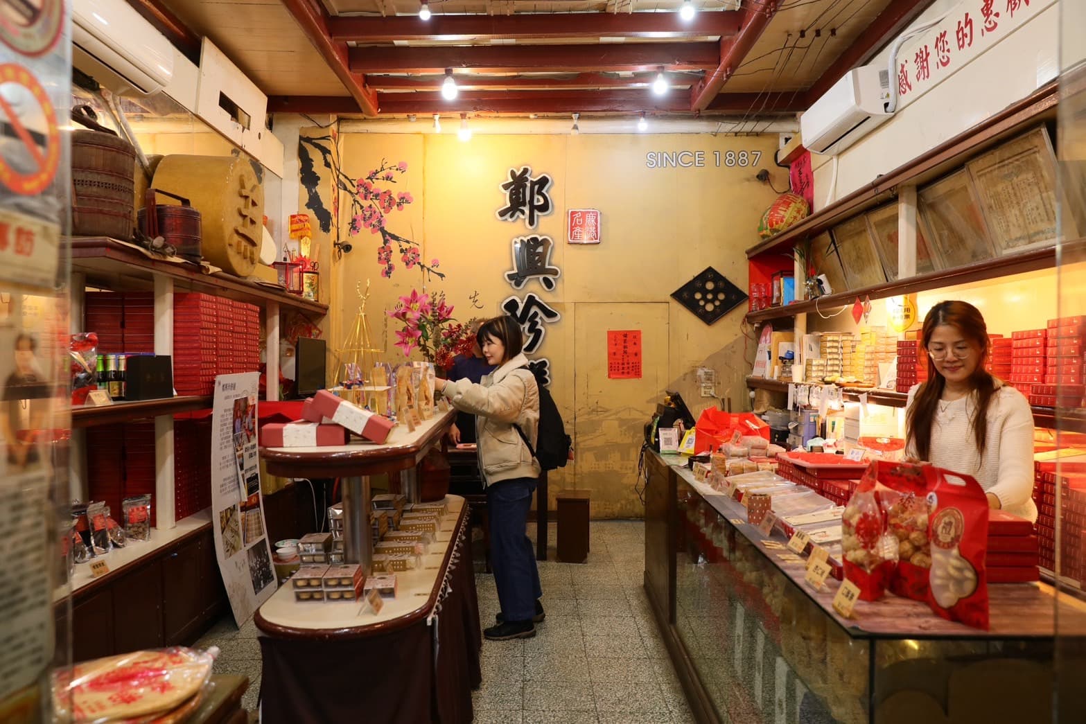 餅舖空間不算大，不同種類、口味的古早味卻是琳瑯滿目。