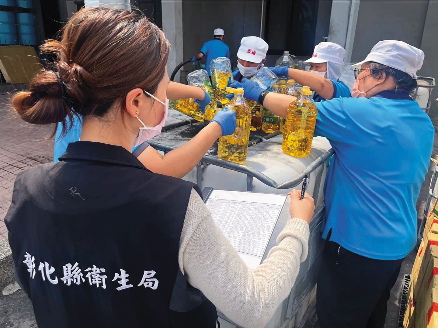 油品廠:彰化縣衛生局前往泰山企業田中總廠,執行問題油品清點及銷毀。(彰化縣府提供)