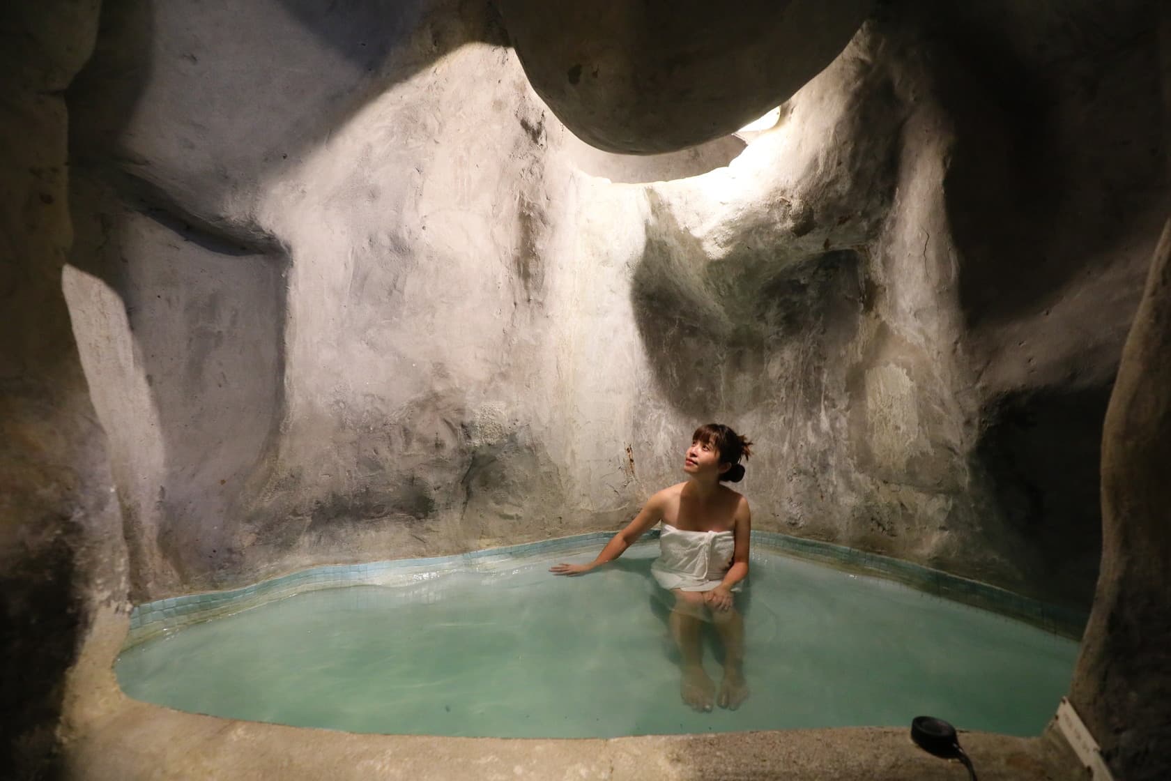 「羅吐魯阿卓越酒店」以地熱將」引來的溫泉水再加熱，並把湯屋設計成石灰岩洞窟的樣子。