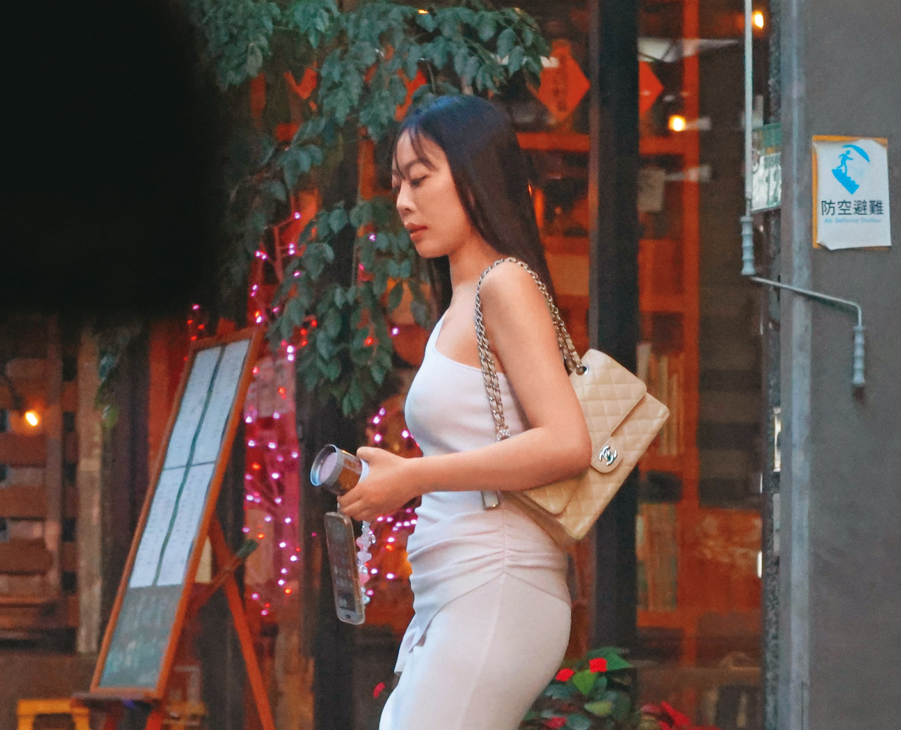 從波蘭返國，李雅楹不到一天又出門，為了赴宴先去做美容。