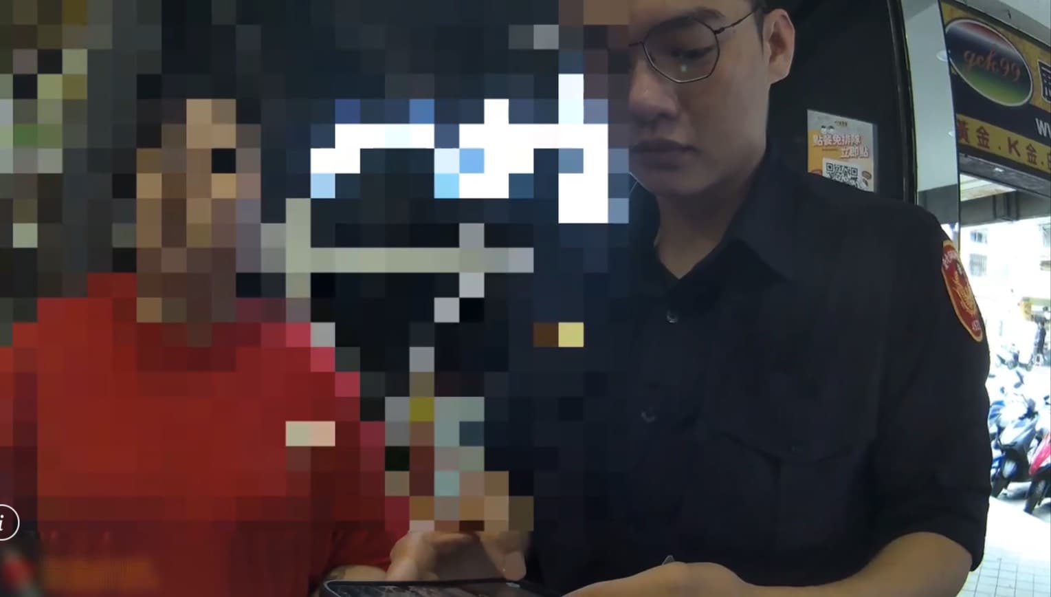 八方雲集店員委屈向警方訴說衝突過程。翻攝畫面