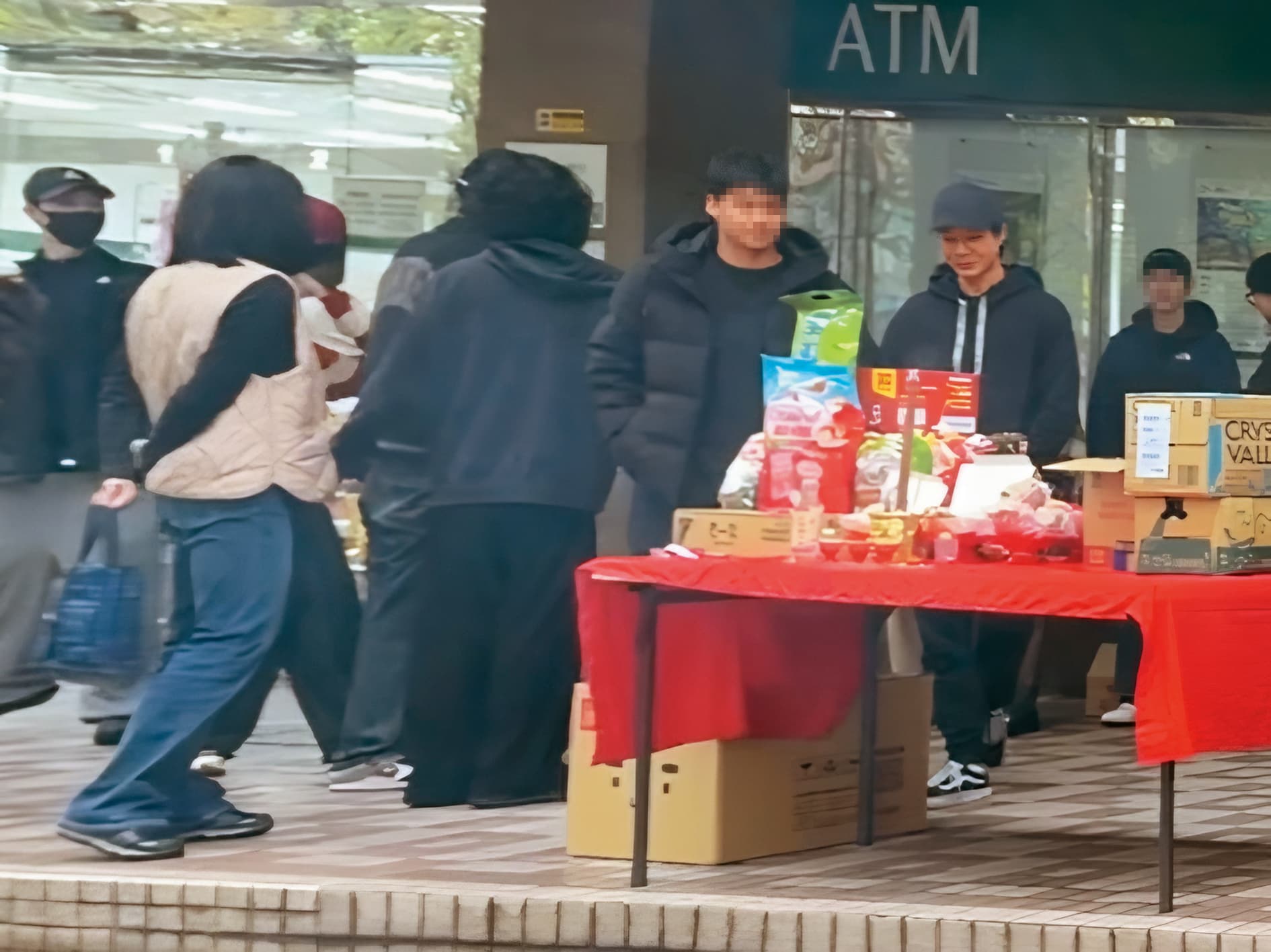 消失大半年的薛仕凌（右），身形看起來有些消瘦。（讀者提供）