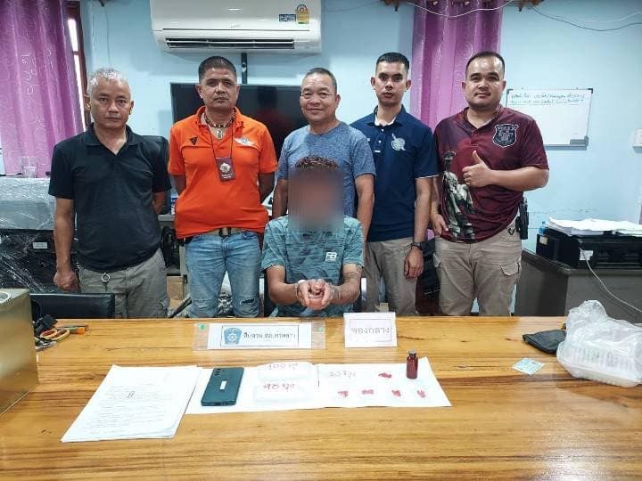 泰國警察逮捕嫌犯的原圖。(翻攝自臉書สถานีตำรวจภูธรท่าหลวง ลพบุรี)