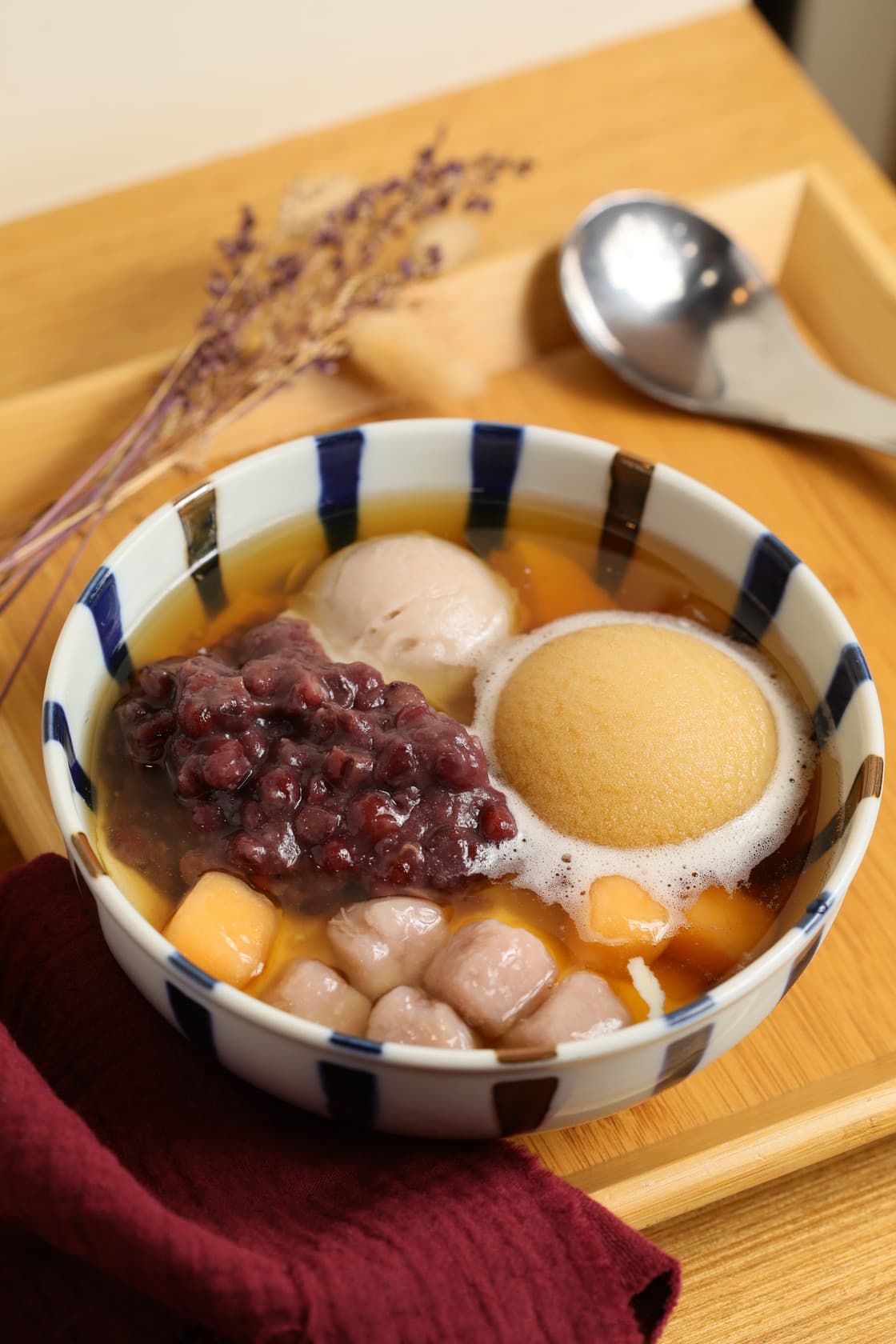 「手炒黑糖豆花」附上一球自製的甘蔗冰，即使冰品融化也不影響味道。（60元／份）