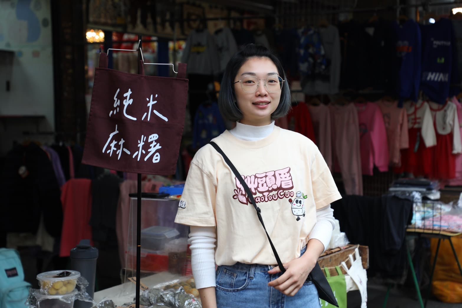 念舊、喜愛老派口味的秉秉，傳承了來自爸爸50年的傳統手藝，「艸頭厝」也在「東湖市場」漸漸被認識。