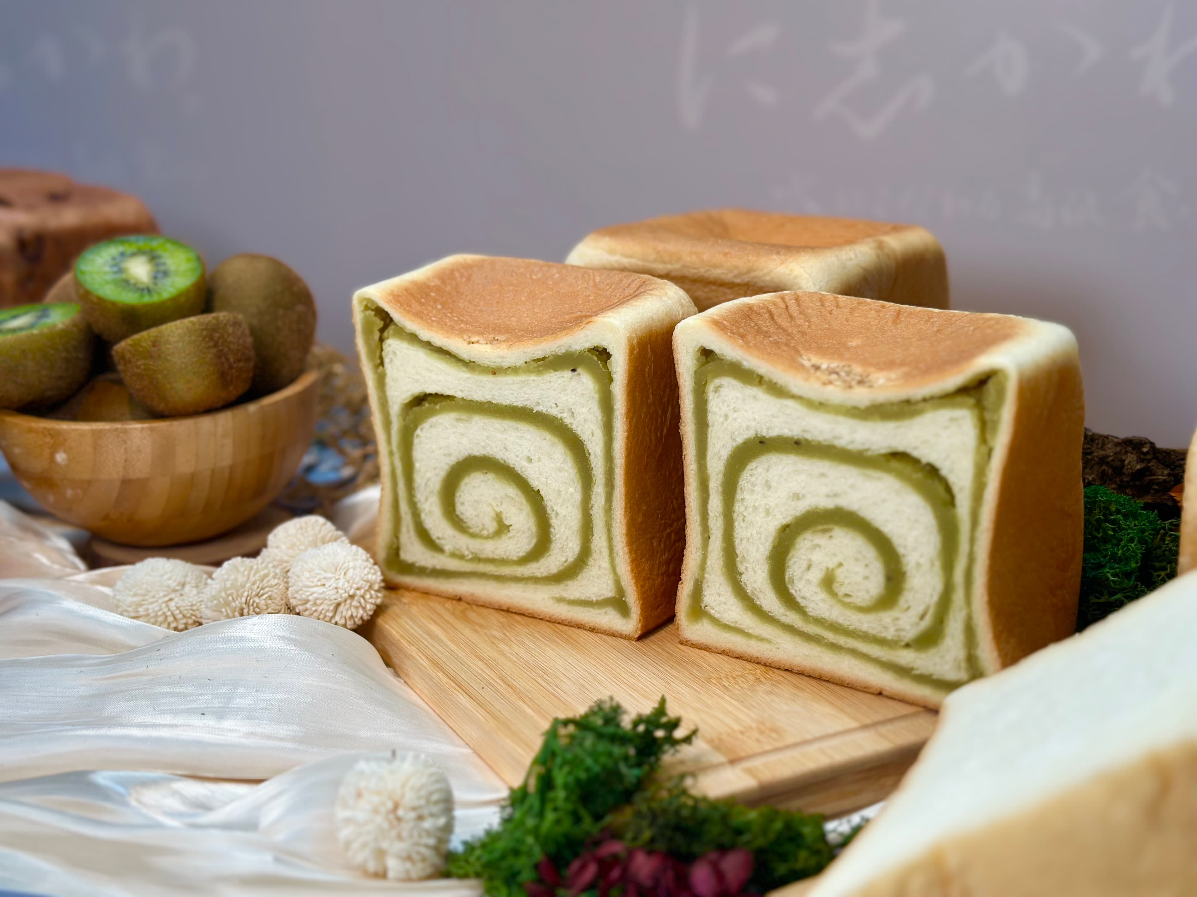 奇異果風味的「月初旬吐司」，嘗得到天然果香，因為內餡加了白豆沙，略甜一些。（400元／條）