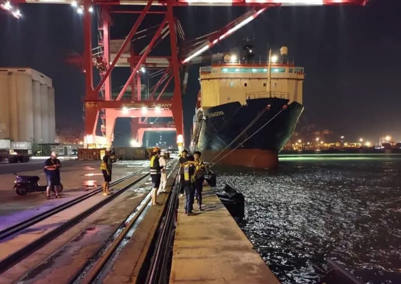 高雄70號碼頭驚傳墜海事件，遺體已尋獲、涉事車主身分待釐清。（翻攝畫面）