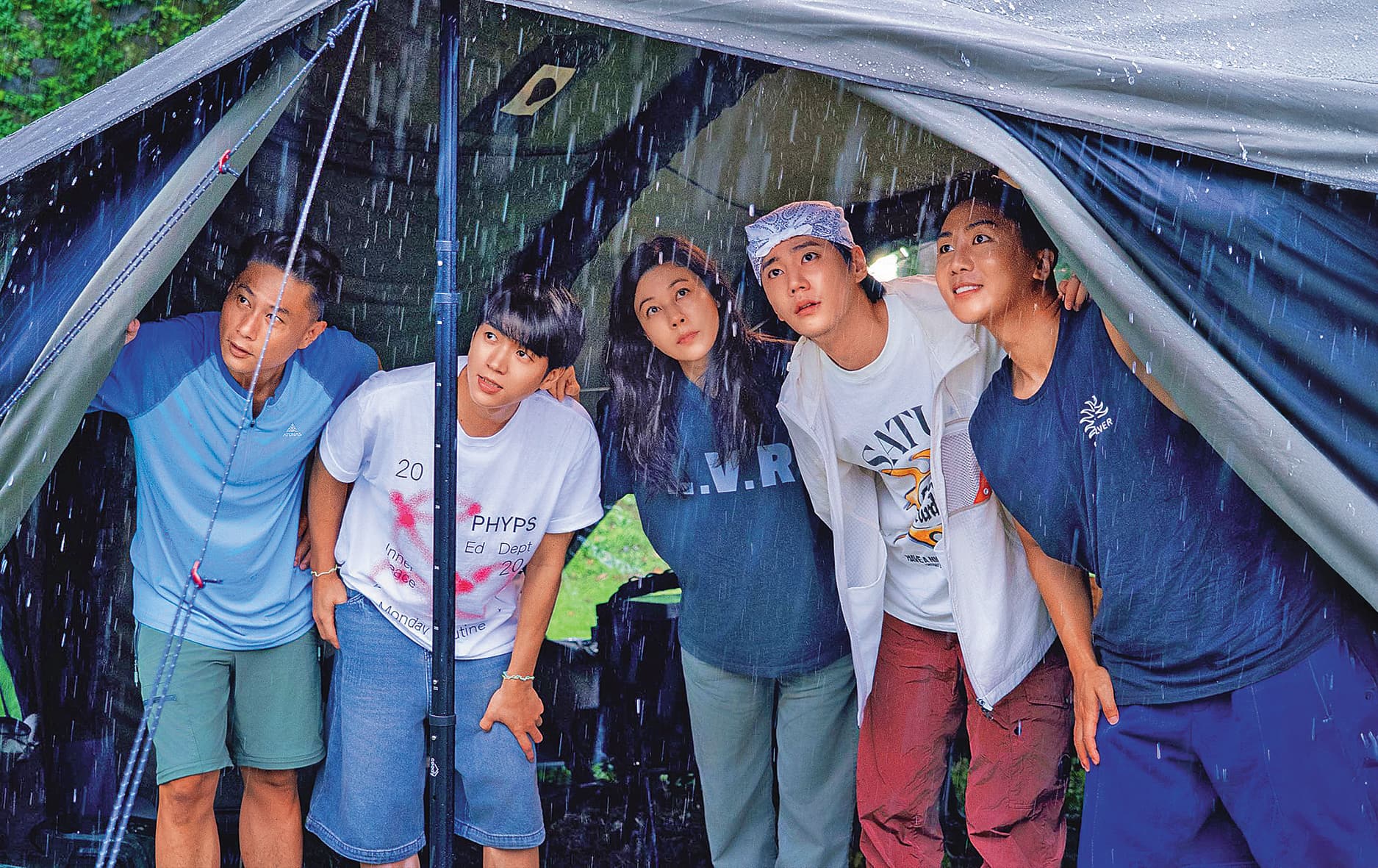 拍攝期間遇上豪雨,難以捉摸的台灣天氣令韓國成員坦言起初不太適應。(客家電視台提供)