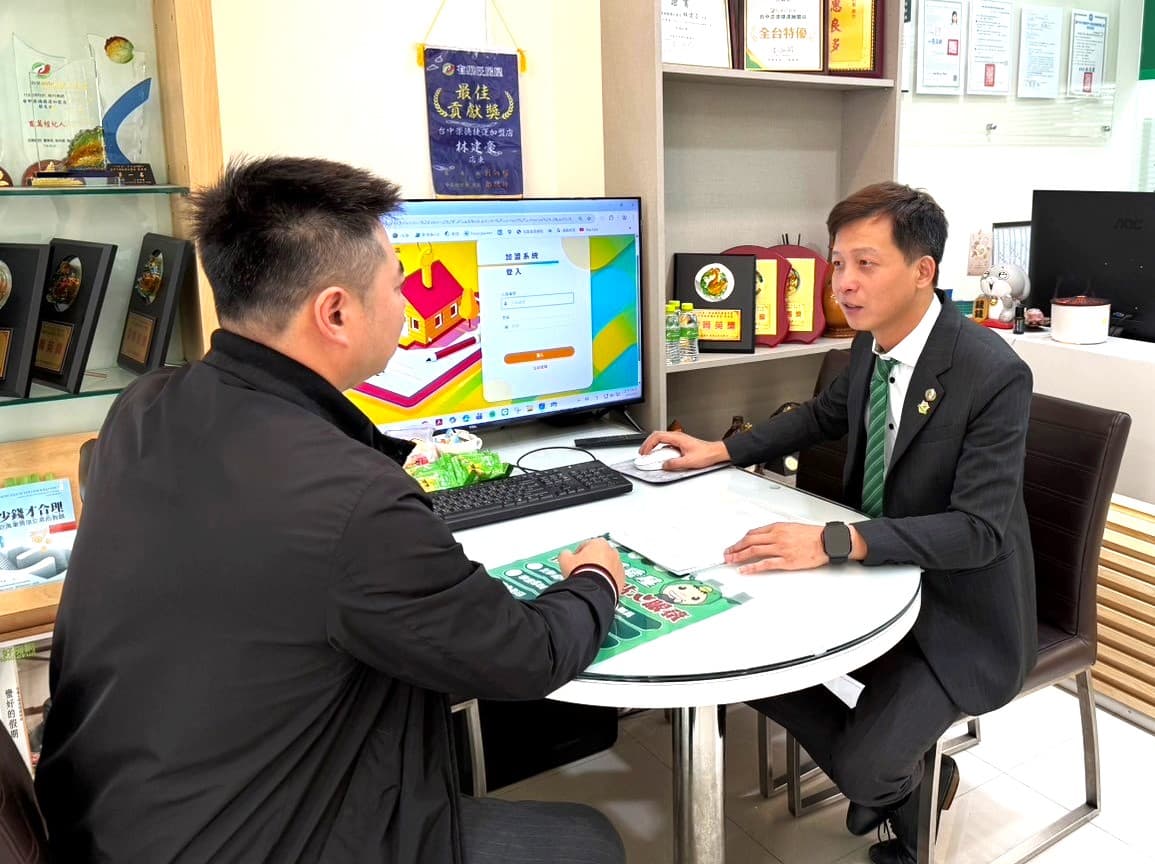 視客戶信任比成交更重要,有巢氏房屋台中崇德捷運加盟店長林建豪,以誠實告知的行動,將購售屋最終決策權完整還給消費者。(圖/永慶房產集團提供)