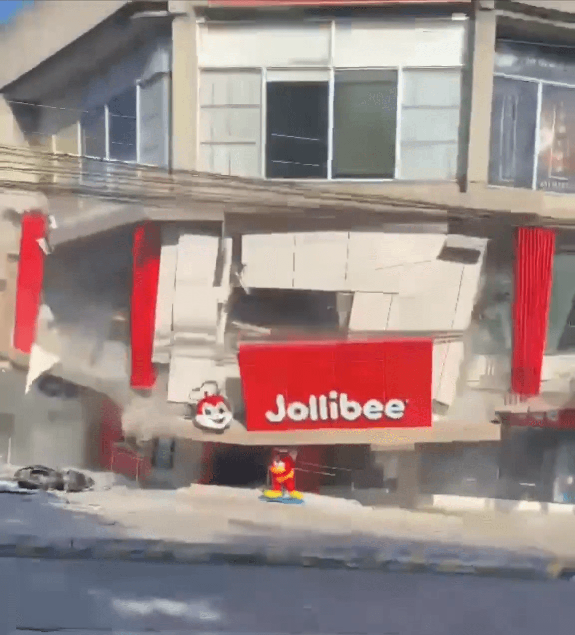 當地一間Jollibee餐廳坍塌，現場揚起大量粉塵。（翻攝X@AZ_Intel_）