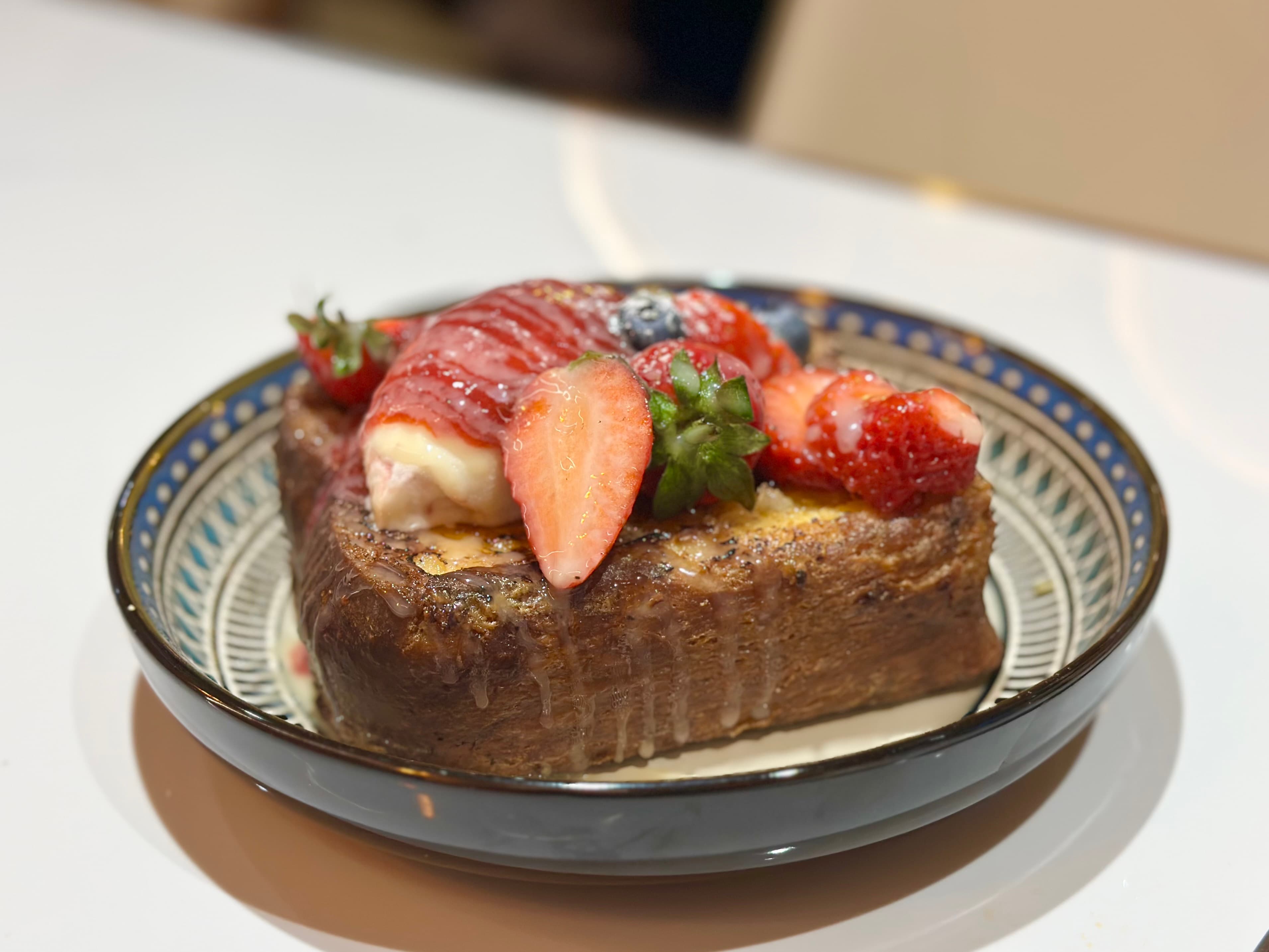 「草莓」口味的極厚法式布蕾吐司，多了香甜不酸的新鮮草莓和草莓起司冰淇淋，會少女心噴發。（380元／份）