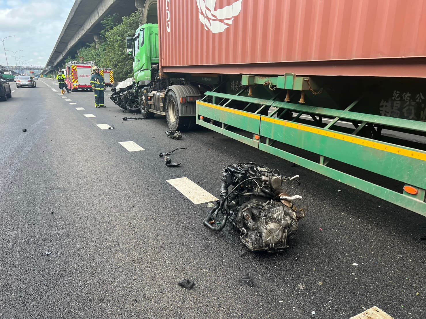 蘇女轎車幾乎全毀，連引擎都噴飛掉落路中。（翻攝畫面）