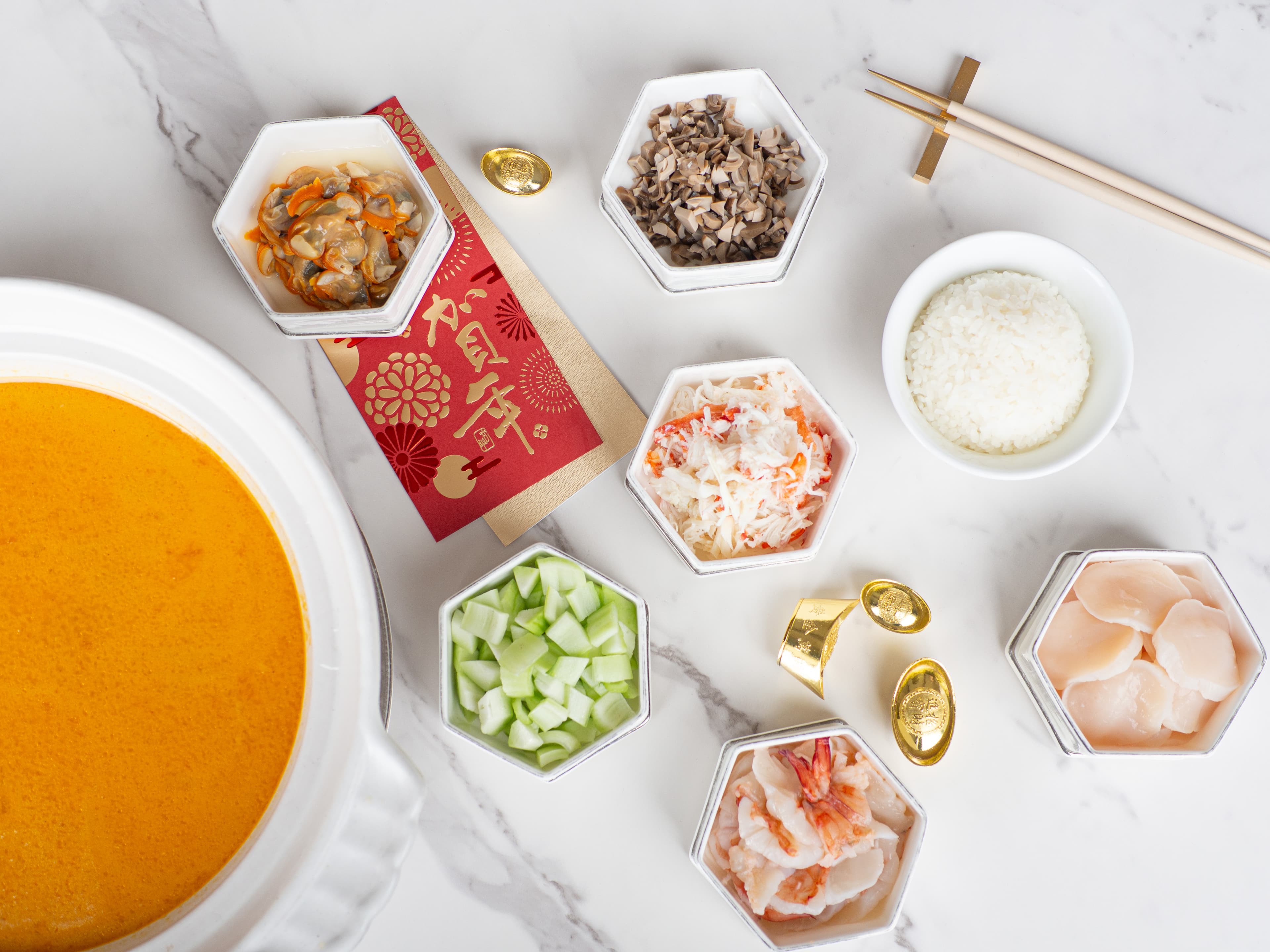 「黃酸湯鱈場蟹海鮮泡飯」將蒸煮後炸至金黃的脆米，浸入以鱈場蟹、龍蝦、干貝與百香果、番茄熬製而成的黃酸湯中，湯色金黃透亮、酸香鮮甜。（嘉林餐旅集團提供）